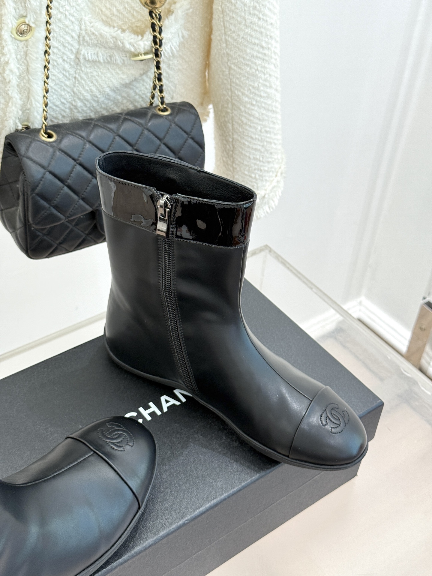 CHANE*|小香26K秋冬新品 双C书包扣侧拉链内增高短靴 双C书包扣扣精致吸睛 侧拉链顺滑一秒穿脱 内增高悄悄拔身高 CHANE*|小香26K秋冬新品 双C书包扣侧拉链内增高短靴 双C书包扣扣精致吸睛 侧拉链顺滑一秒穿脱 内增高悄悄拔身高