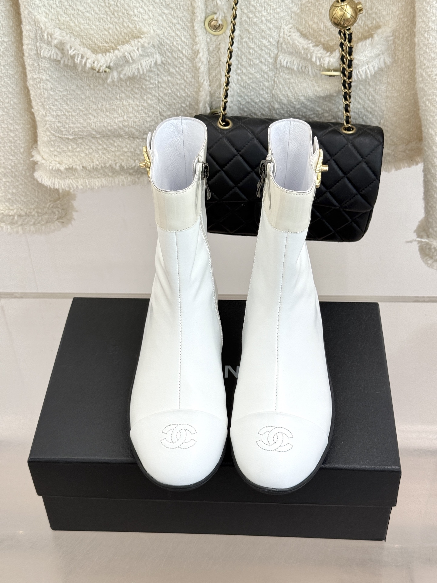 CHANE*|小香26K秋冬新品 双C书包扣侧拉链内增高短靴 双C书包扣扣精致吸睛 侧拉链顺滑一秒穿脱 内增高悄悄拔身高 CHANE*|小香26K秋冬新品 双C书包扣侧拉链内增高短靴 双C书包扣扣精致吸睛 侧拉链顺滑一秒穿脱 内增高悄悄拔身高