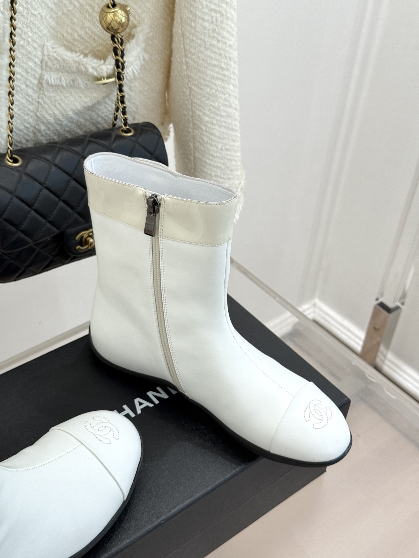 CHANE*|小香26K秋冬新品 双C书包扣侧拉链内增高短靴 双C书包扣扣精致吸睛 侧拉链顺滑一秒穿脱 内增高悄悄拔身高 CHANE*|小香26K秋冬新品 双C书包扣侧拉链内增高短靴 双C书包扣扣精致吸睛 侧拉链顺滑一秒穿脱 内增高悄悄拔身高