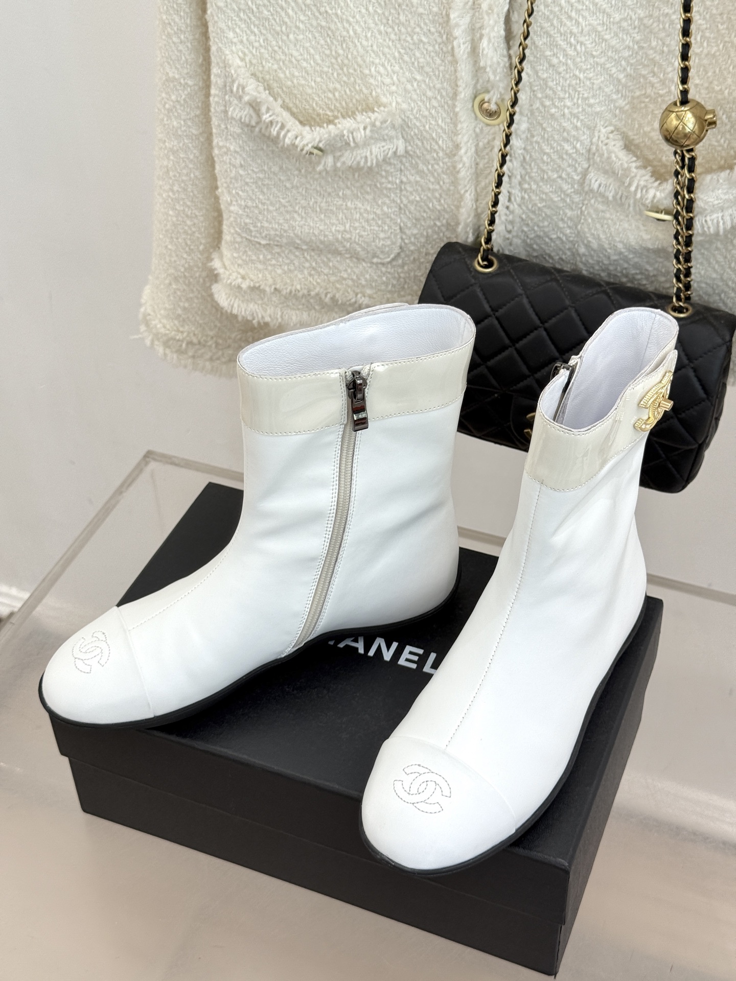 CHANE*|小香26K秋冬新品 双C书包扣侧拉链内增高短靴 双C书包扣扣精致吸睛 侧拉链顺滑一秒穿脱 内增高悄悄拔身高 CHANE*|小香26K秋冬新品 双C书包扣侧拉链内增高短靴 双C书包扣扣精致吸睛 侧拉链顺滑一秒穿脱 内增高悄悄拔身高
