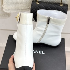 CHANE*|小香26K秋冬新品 双C书包扣侧拉链内增高短靴 双C书包扣扣精致吸睛 侧拉链顺滑一秒穿脱 内增高悄悄拔身高 CHANE*|小香26K秋冬新品 双C书包扣侧拉链内增高短靴 双C书包扣扣精致吸睛 侧拉链顺滑一秒穿脱 内增高悄悄拔身高