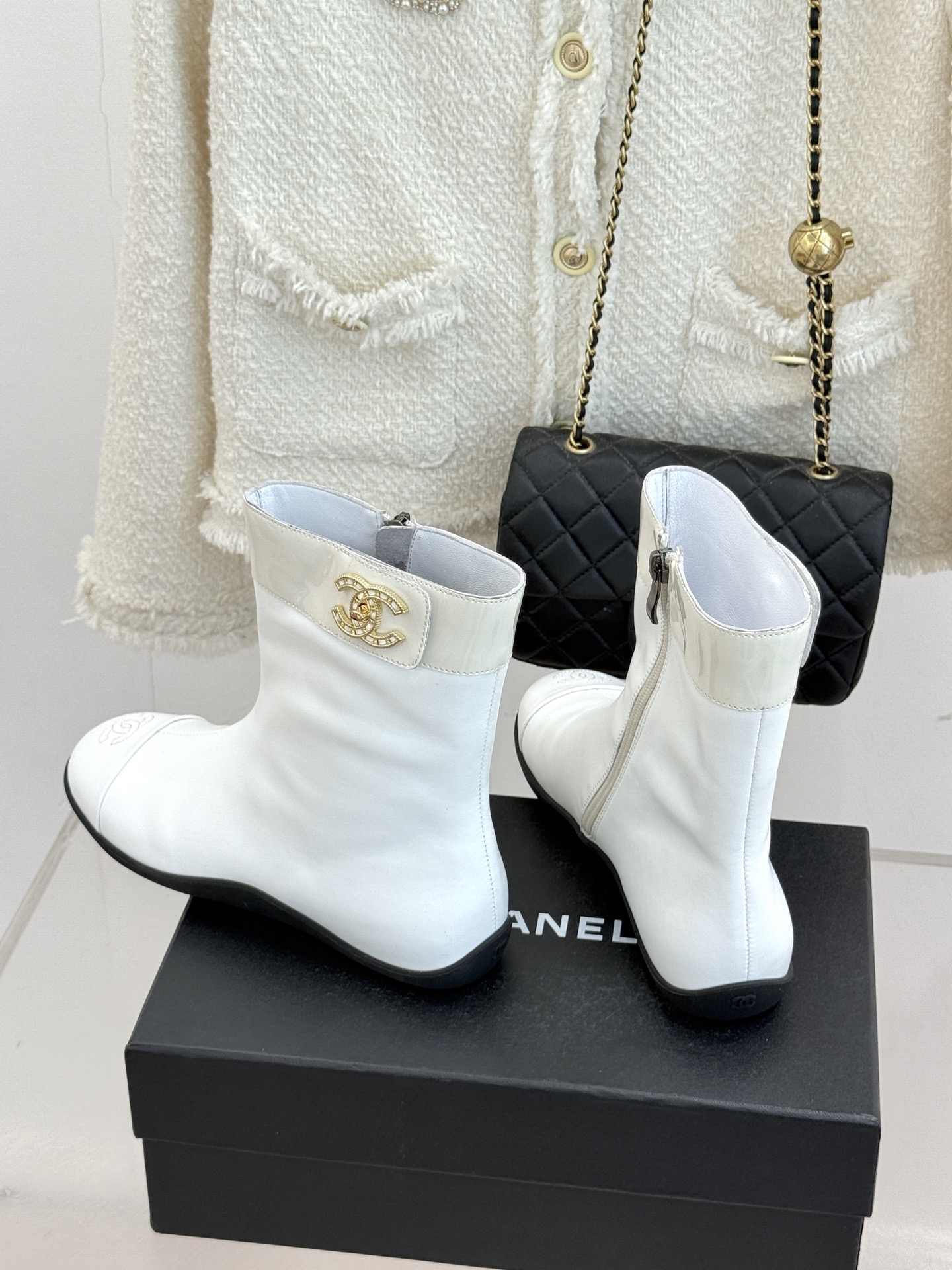 CHANE*|小香26K秋冬新品 双C书包扣侧拉链内增高短靴 双C书包扣扣精致吸睛 侧拉链顺滑一秒穿脱 内增高悄悄拔身高 CHANE*|小香26K秋冬新品 双C书包扣侧拉链内增高短靴 双C书包扣扣精致吸睛 侧拉链顺滑一秒穿脱 内增高悄悄拔身高
