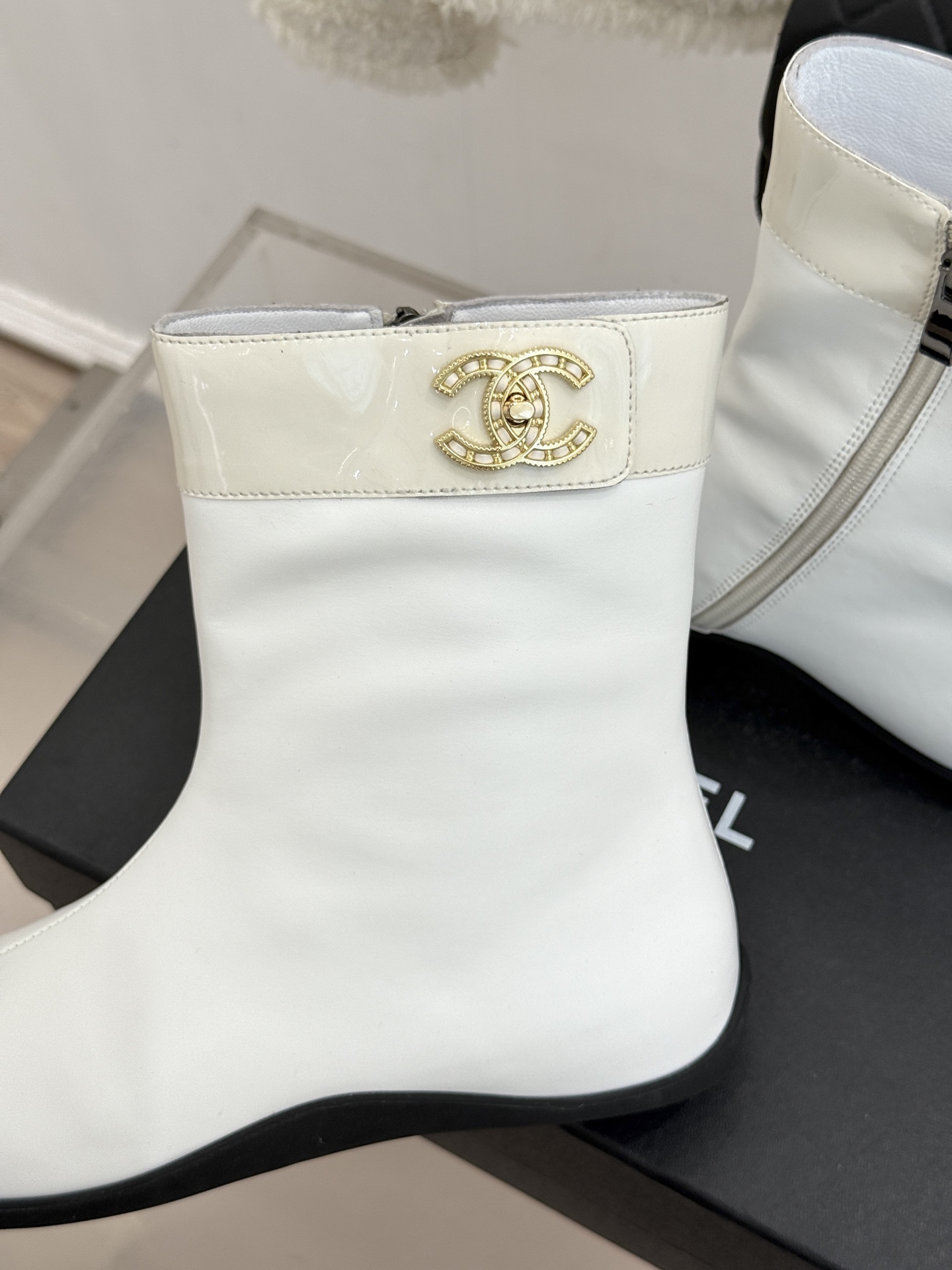 CHANE*|小香26K秋冬新品 双C书包扣侧拉链内增高短靴 双C书包扣扣精致吸睛 侧拉链顺滑一秒穿脱 内增高悄悄拔身高 CHANE*|小香26K秋冬新品 双C书包扣侧拉链内增高短靴 双C书包扣扣精致吸睛 侧拉链顺滑一秒穿脱 内增高悄悄拔身高