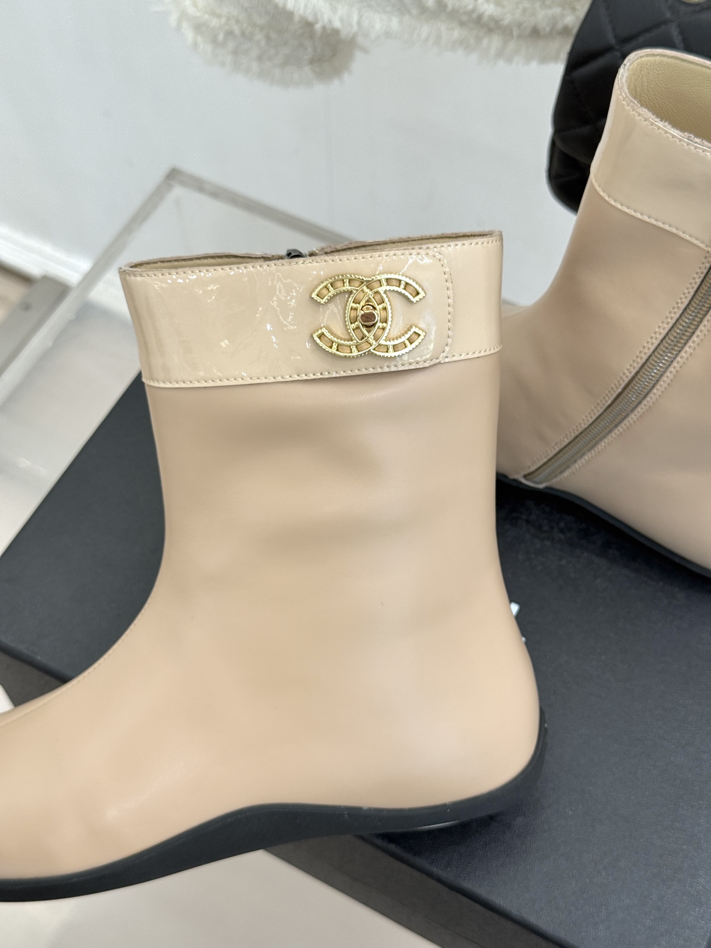 CHANE*|小香26K秋冬新品 双C书包扣侧拉链内增高短靴 双C书包扣扣精致吸睛 侧拉链顺滑一秒穿脱 内增高悄悄拔身高 CHANE*|小香26K秋冬新品 双C书包扣侧拉链内增高短靴 双C书包扣扣精致吸睛 侧拉链顺滑一秒穿脱 内增高悄悄拔身高