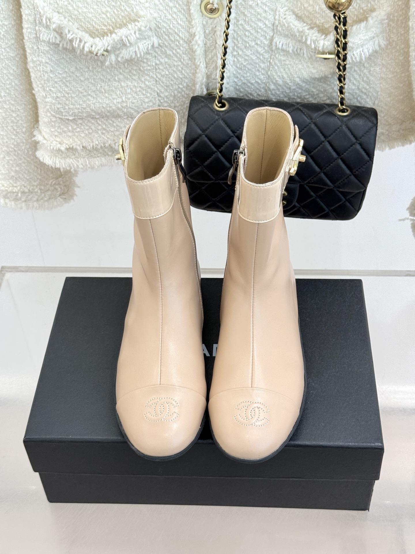 CHANE*|小香26K秋冬新品 双C书包扣侧拉链内增高短靴 双C书包扣扣精致吸睛 侧拉链顺滑一秒穿脱 内增高悄悄拔身高 CHANE*|小香26K秋冬新品 双C书包扣侧拉链内增高短靴 双C书包扣扣精致吸睛 侧拉链顺滑一秒穿脱 内增高悄悄拔身高