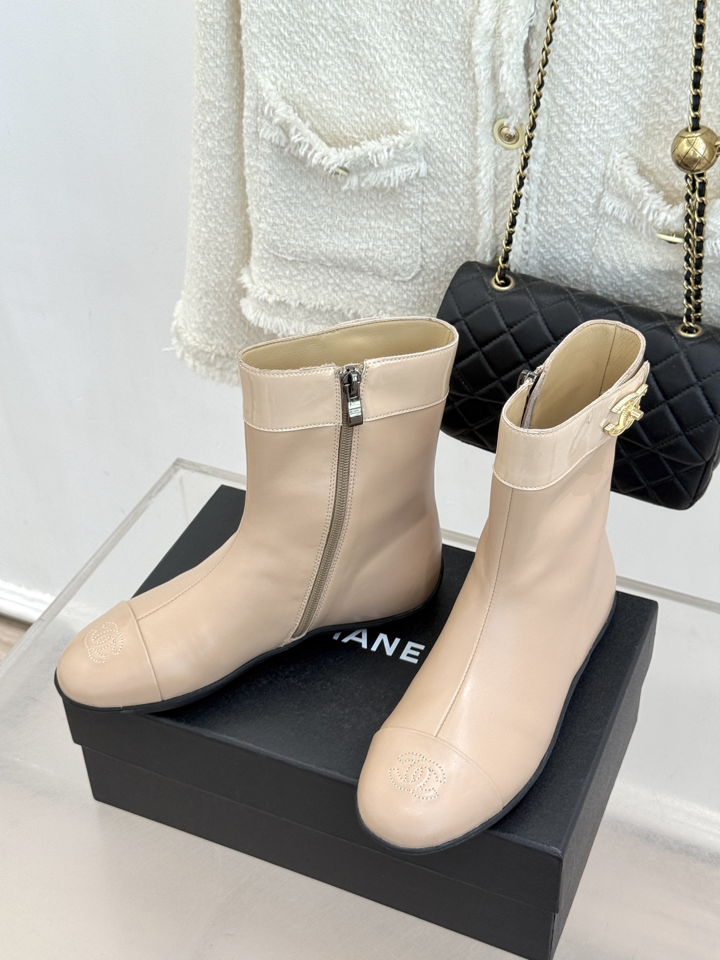 CHANE*|小香26K秋冬新品 双C书包扣侧拉链内增高短靴 双C书包扣扣精致吸睛 侧拉链顺滑一秒穿脱 内增高悄悄拔身高 CHANE*|小香26K秋冬新品 双C书包扣侧拉链内增高短靴 双C书包扣扣精致吸睛 侧拉链顺滑一秒穿脱 内增高悄悄拔身高