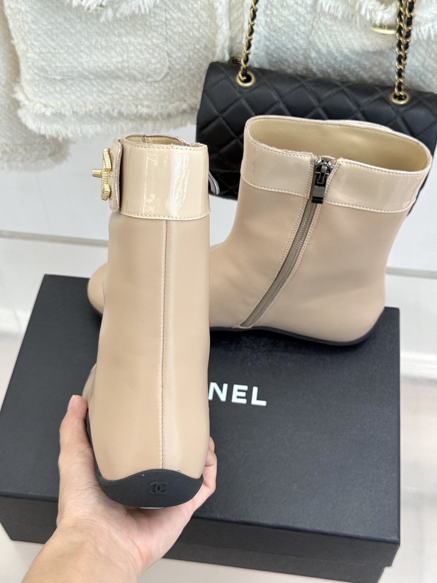 CHANE*|小香26K秋冬新品 双C书包扣侧拉链内增高短靴 双C书包扣扣精致吸睛 侧拉链顺滑一秒穿脱 内增高悄悄拔身高 CHANE*|小香26K秋冬新品 双C书包扣侧拉链内增高短靴 双C书包扣扣精致吸睛 侧拉链顺滑一秒穿脱 内增高悄悄拔身高