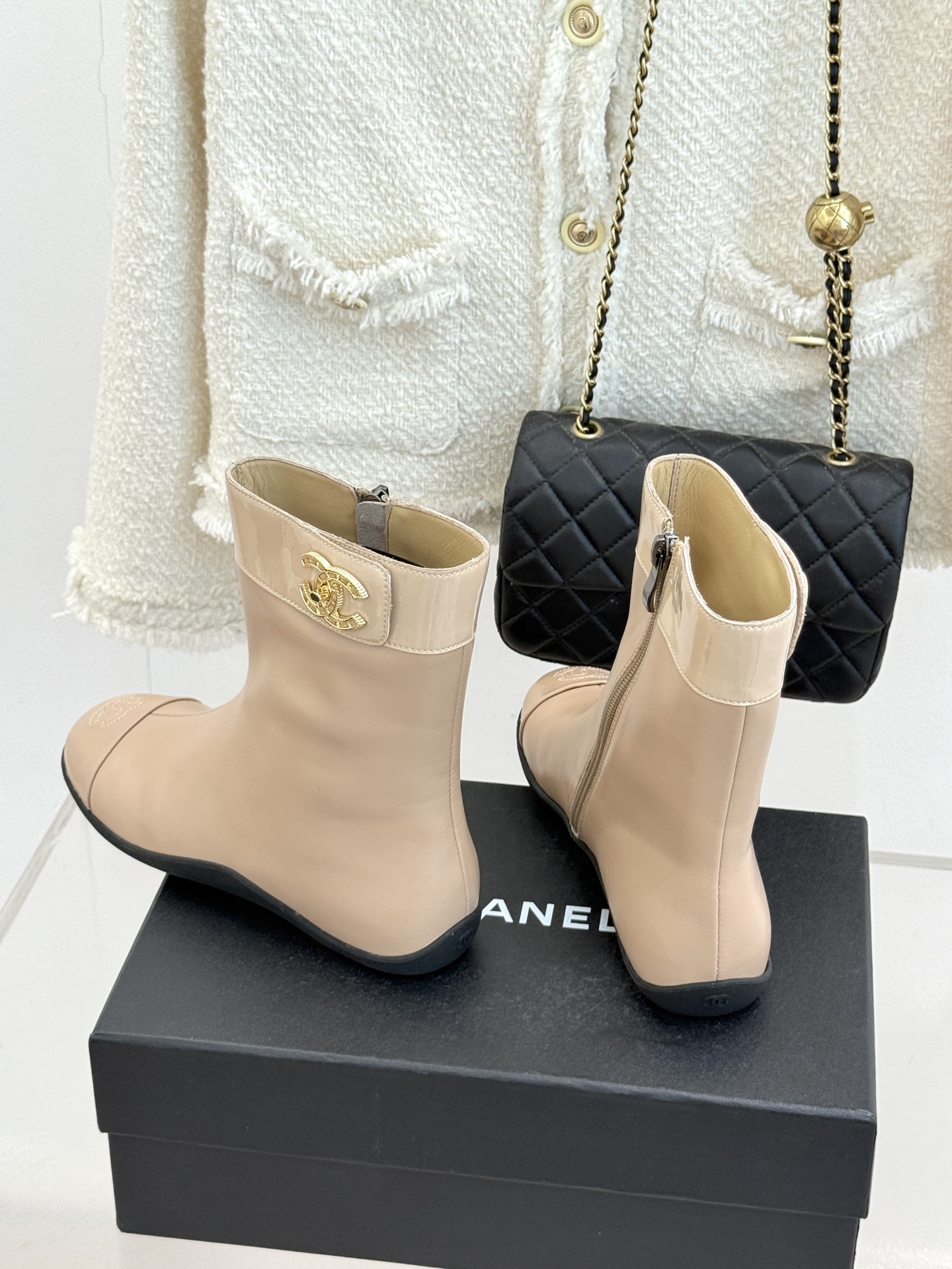 CHANE*|小香26K秋冬新品 双C书包扣侧拉链内增高短靴 双C书包扣扣精致吸睛 侧拉链顺滑一秒穿脱 内增高悄悄拔身高 CHANE*|小香26K秋冬新品 双C书包扣侧拉链内增高短靴 双C书包扣扣精致吸睛 侧拉链顺滑一秒穿脱 内增高悄悄拔身高