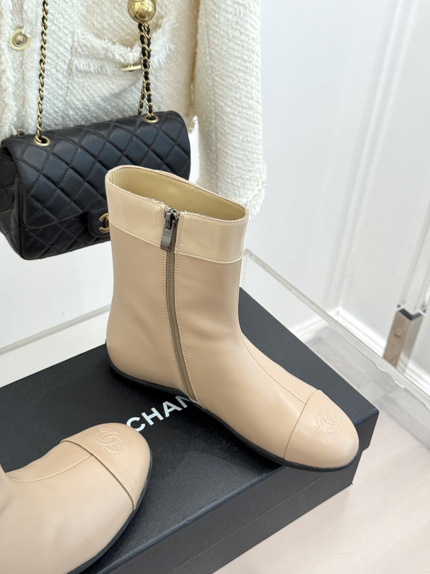 CHANE*|小香26K秋冬新品 双C书包扣侧拉链内增高短靴 双C书包扣扣精致吸睛 侧拉链顺滑一秒穿脱 内增高悄悄拔身高 CHANE*|小香26K秋冬新品 双C书包扣侧拉链内增高短靴 双C书包扣扣精致吸睛 侧拉链顺滑一秒穿脱 内增高悄悄拔身高