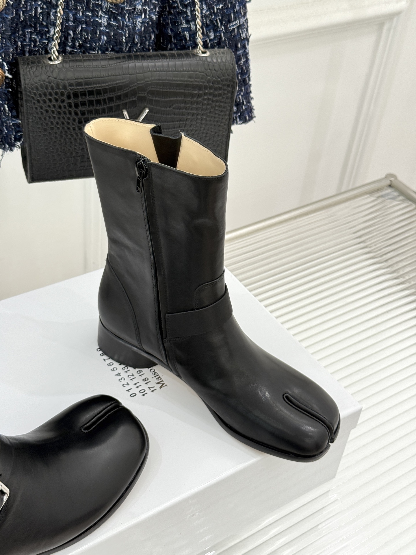 顶版 MaisonMargiela｜MM6马吉拉 复古皮带扣分趾粗跟短靴  复古皮带扣氛围感拉满 标志性分趾辨识度超高 