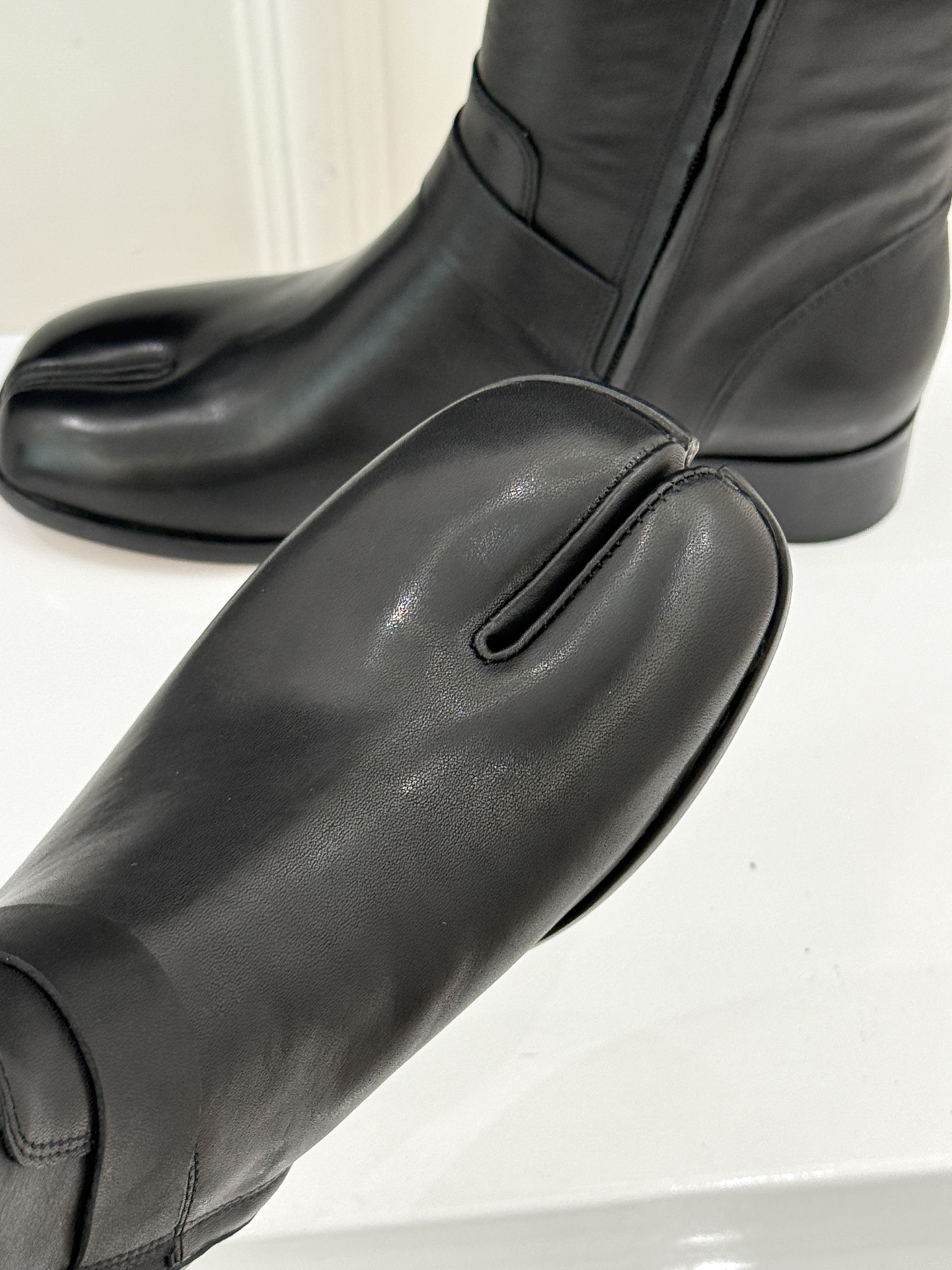 顶版 MaisonMargiela｜MM6马吉拉 复古皮带扣分趾粗跟短靴  复古皮带扣氛围感拉满 标志性分趾辨识度超高 