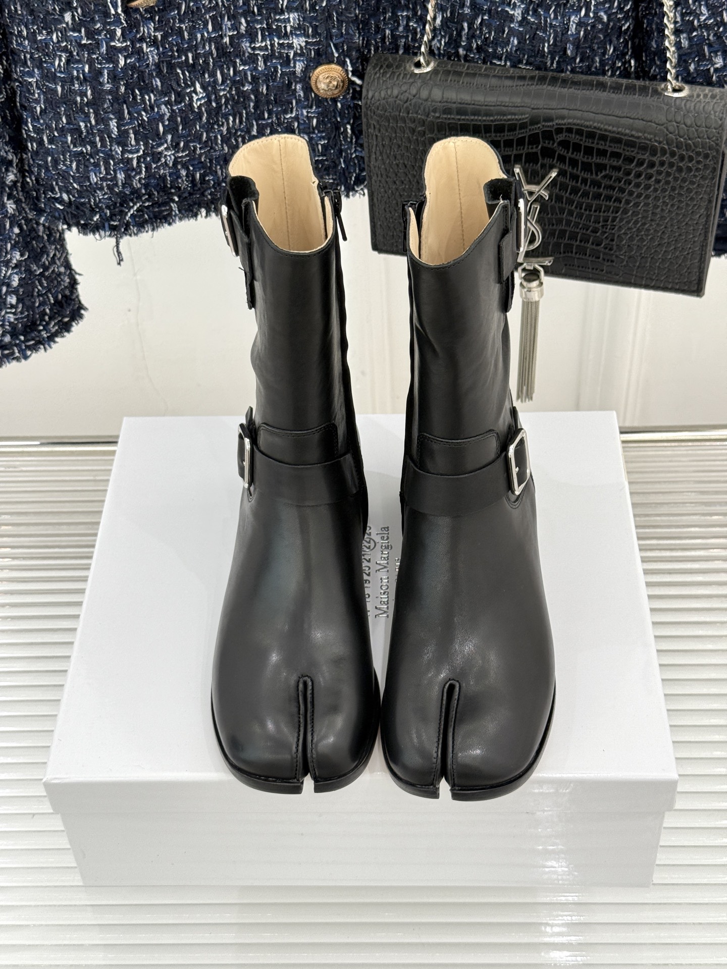 顶版 MaisonMargiela｜MM6马吉拉 复古皮带扣分趾粗跟短靴  复古皮带扣氛围感拉满 标志性分趾辨识度超高 