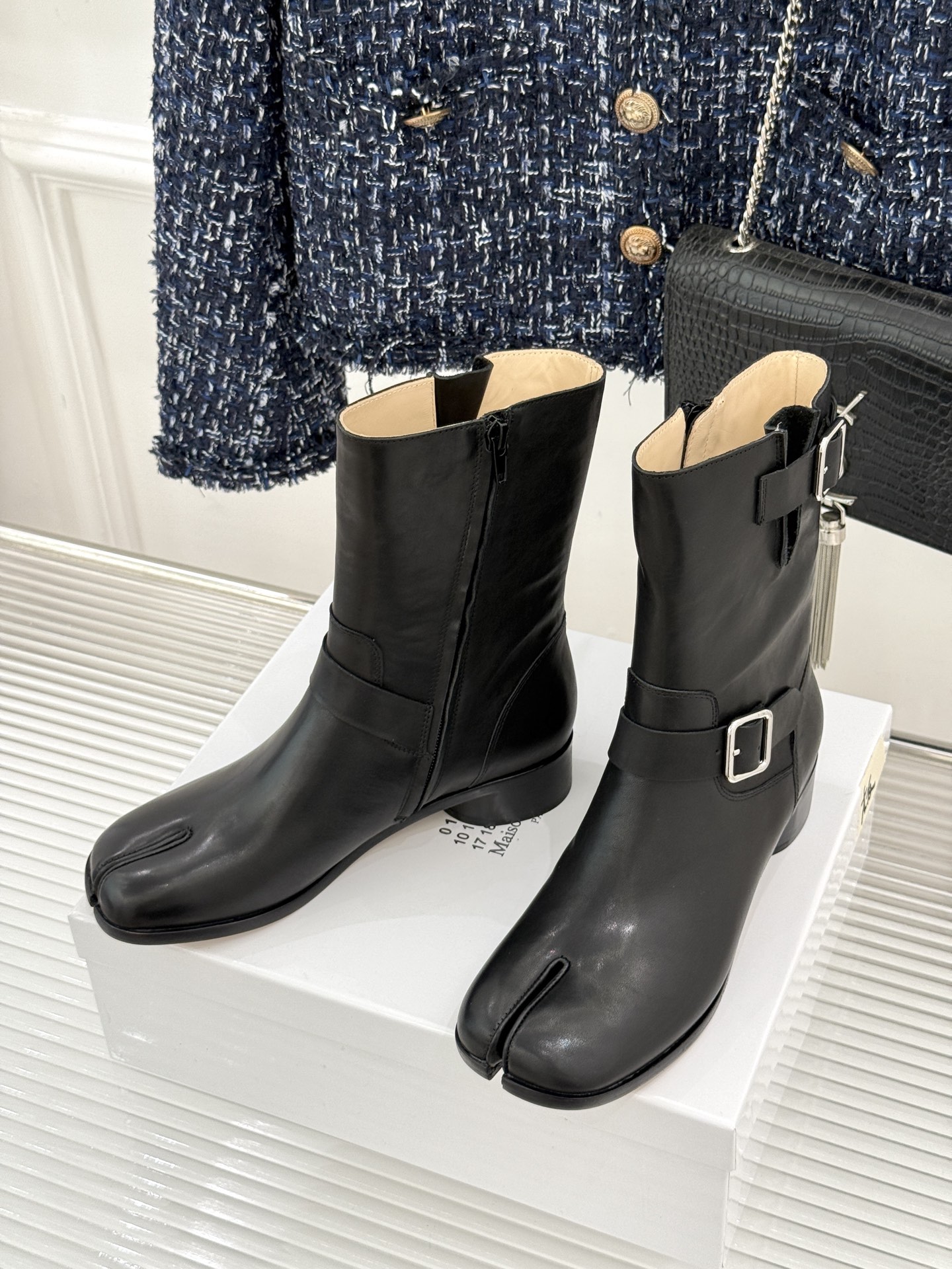 顶版 MaisonMargiela｜MM6马吉拉 复古皮带扣分趾粗跟短靴  复古皮带扣氛围感拉满 标志性分趾辨识度超高 