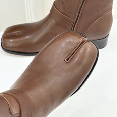 顶版 MaisonMargiela|MM6马吉拉 复古皮带扣分趾粗跟短靴 复古皮带扣氛围感拉满 标志性分趾辨识度超高 顶版 MaisonMargiela|MM6马吉拉 复古皮带扣分趾粗跟短靴 复古皮带扣氛围感拉满 标志性分趾辨识度超高