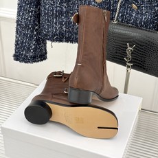 顶版 MaisonMargiela|MM6马吉拉 复古皮带扣分趾粗跟短靴 复古皮带扣氛围感拉满 标志性分趾辨识度超高 顶版 MaisonMargiela|MM6马吉拉 复古皮带扣分趾粗跟短靴 复古皮带扣氛围感拉满 标志性分趾辨识度超高