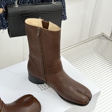 顶版 MaisonMargiela|MM6马吉拉 复古皮带扣分趾粗跟短靴 复古皮带扣氛围感拉满 标志性分趾辨识度超高 顶版 MaisonMargiela|MM6马吉拉 复古皮带扣分趾粗跟短靴 复古皮带扣氛围感拉满 标志性分趾辨识度超高