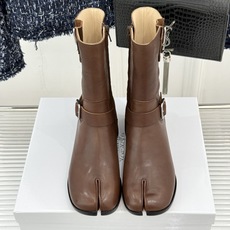 顶版 MaisonMargiela|MM6马吉拉 复古皮带扣分趾粗跟短靴 复古皮带扣氛围感拉满 标志性分趾辨识度超高 顶版 MaisonMargiela|MM6马吉拉 复古皮带扣分趾粗跟短靴 复古皮带扣氛围感拉满 标志性分趾辨识度超高