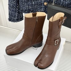 顶版 MaisonMargiela|MM6马吉拉 复古皮带扣分趾粗跟短靴 复古皮带扣氛围感拉满 标志性分趾辨识度超高 顶版 MaisonMargiela|MM6马吉拉 复古皮带扣分趾粗跟短靴 复古皮带扣氛围感拉满 标志性分趾辨识度超高