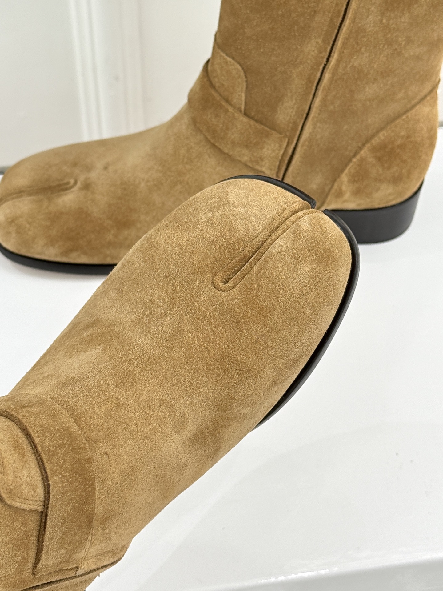 顶版 MaisonMargiela|MM6马吉拉 复古皮带扣分趾粗跟短靴 复古皮带扣氛围感拉满 标志性分趾辨识度超高 顶版 MaisonMargiela|MM6马吉拉 复古皮带扣分趾粗跟短靴 复古皮带扣氛围感拉满 标志性分趾辨识度超高