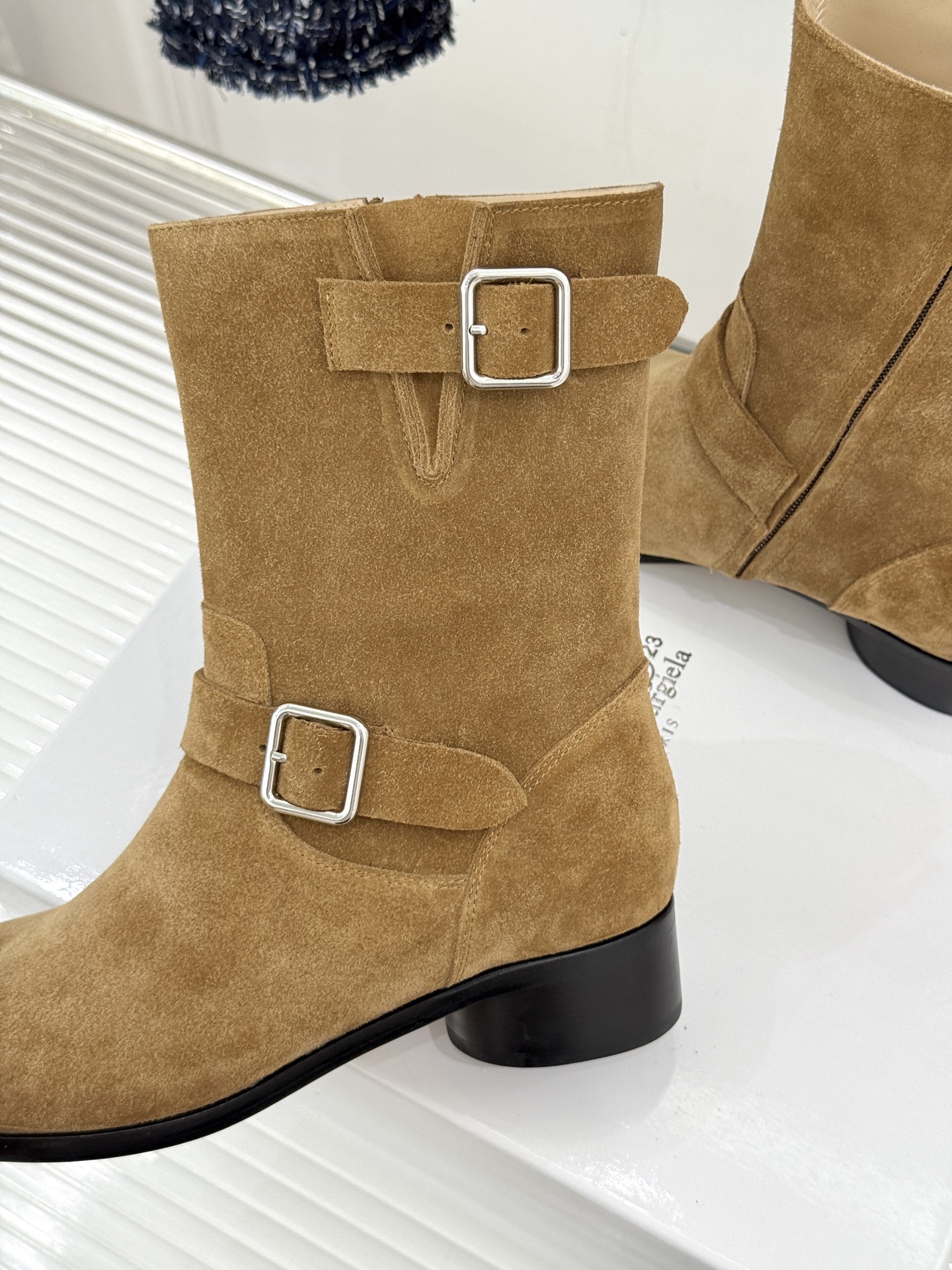 顶版 MaisonMargiela|MM6马吉拉 复古皮带扣分趾粗跟短靴 复古皮带扣氛围感拉满 标志性分趾辨识度超高 顶版 MaisonMargiela|MM6马吉拉 复古皮带扣分趾粗跟短靴 复古皮带扣氛围感拉满 标志性分趾辨识度超高