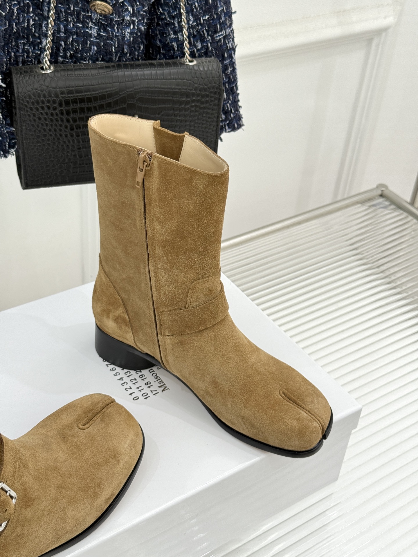 顶版 MaisonMargiela|MM6马吉拉 复古皮带扣分趾粗跟短靴 复古皮带扣氛围感拉满 标志性分趾辨识度超高 顶版 MaisonMargiela|MM6马吉拉 复古皮带扣分趾粗跟短靴 复古皮带扣氛围感拉满 标志性分趾辨识度超高