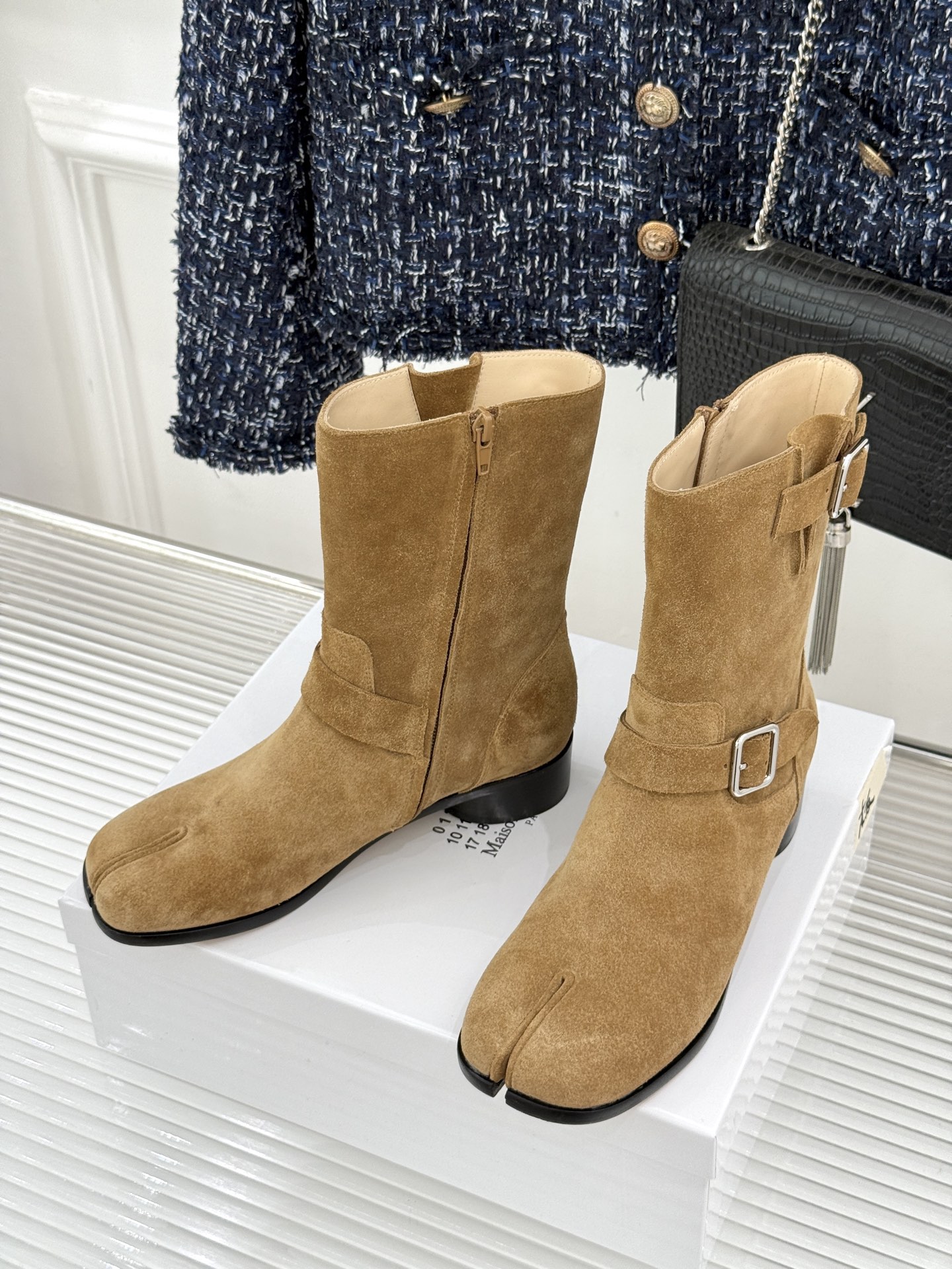 顶版 MaisonMargiela|MM6马吉拉 复古皮带扣分趾粗跟短靴 复古皮带扣氛围感拉满 标志性分趾辨识度超高 顶版 MaisonMargiela|MM6马吉拉 复古皮带扣分趾粗跟短靴 复古皮带扣氛围感拉满 标志性分趾辨识度超高