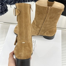 顶版 MaisonMargiela|MM6马吉拉 复古皮带扣分趾粗跟短靴 复古皮带扣氛围感拉满 标志性分趾辨识度超高 顶版 MaisonMargiela|MM6马吉拉 复古皮带扣分趾粗跟短靴 复古皮带扣氛围感拉满 标志性分趾辨识度超高