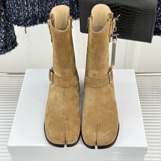 顶版 MaisonMargiela|MM6马吉拉 复古皮带扣分趾粗跟短靴 复古皮带扣氛围感拉满 标志性分趾辨识度超高 顶版 MaisonMargiela|MM6马吉拉 复古皮带扣分趾粗跟短靴 复古皮带扣氛围感拉满 标志性分趾辨识度超高