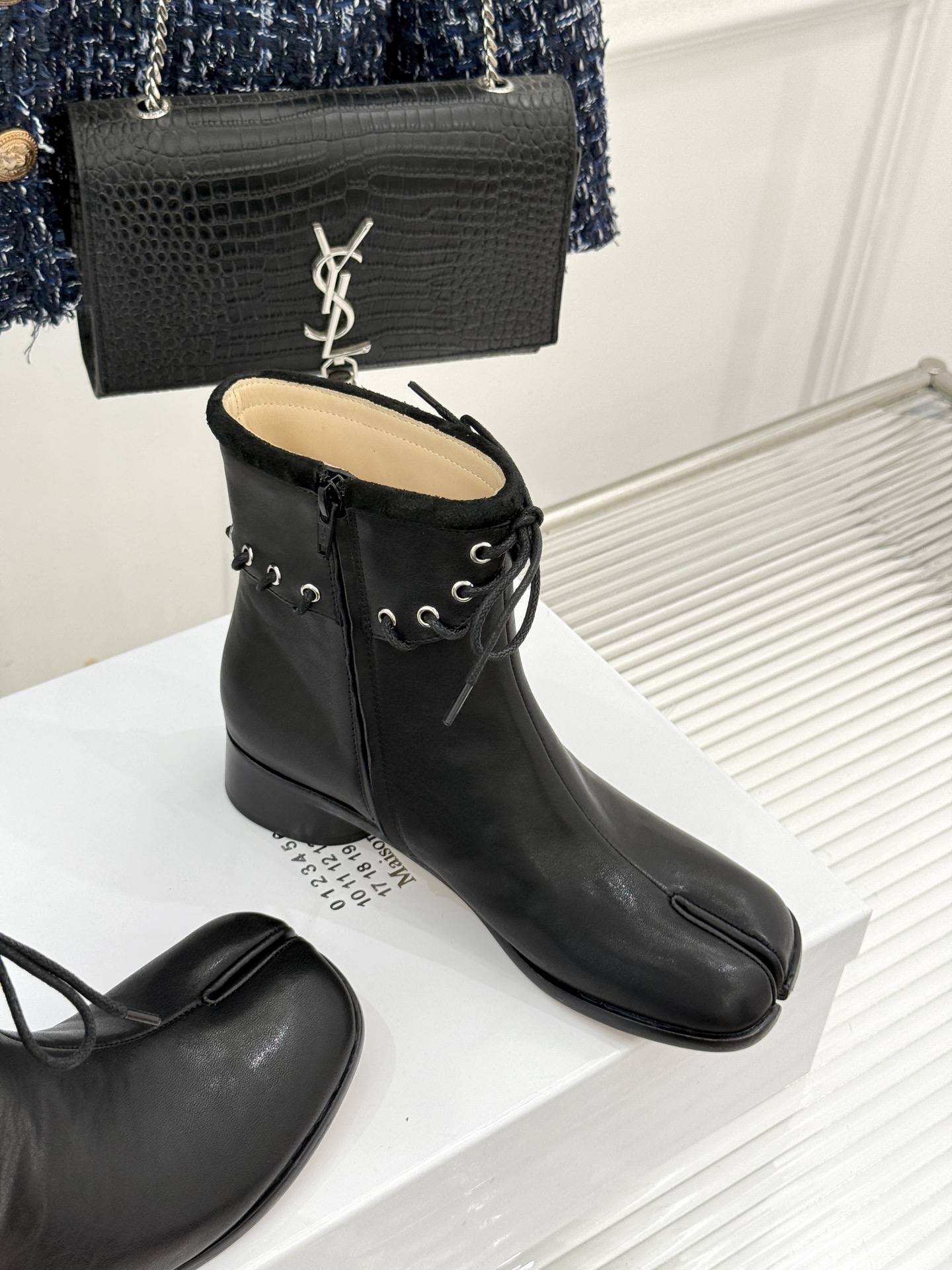 顶版 MaisonMargiela|MM6马吉拉 复古绑带分趾粗跟短靴 绑带勾勒先锋解构感 粗跟稳稳撑起飒爽气场 上脚秒 顶版 MaisonMargiela|MM6马吉拉 复古绑带分趾粗跟短靴 绑带勾勒先锋解构感 粗跟稳稳撑起飒爽气场 上脚秒