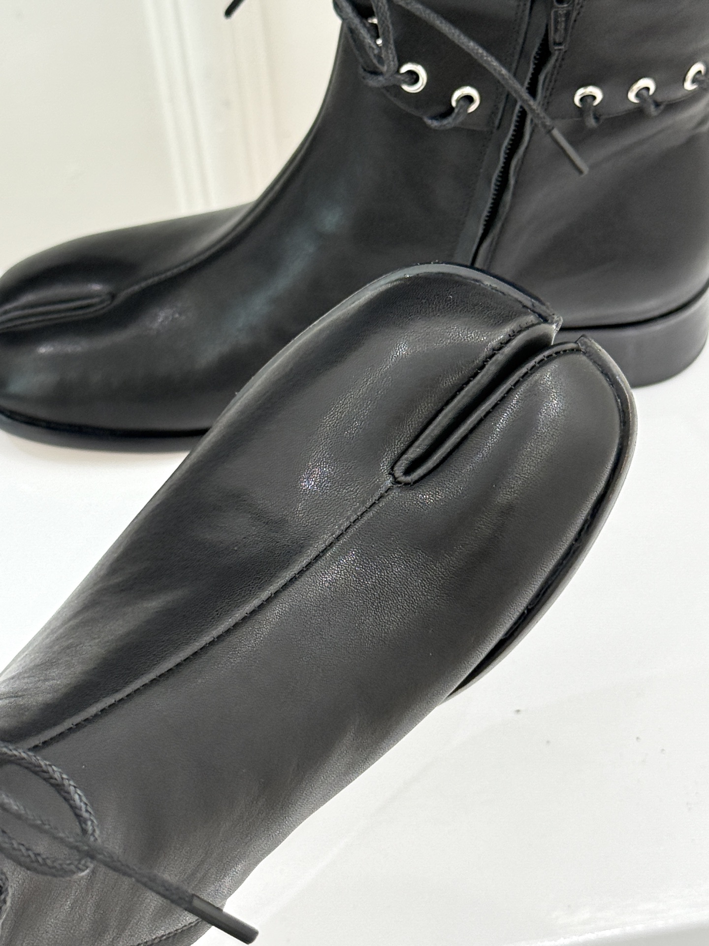 顶版 MaisonMargiela|MM6马吉拉 复古绑带分趾粗跟短靴 绑带勾勒先锋解构感 粗跟稳稳撑起飒爽气场 上脚秒 顶版 MaisonMargiela|MM6马吉拉 复古绑带分趾粗跟短靴 绑带勾勒先锋解构感 粗跟稳稳撑起飒爽气场 上脚秒