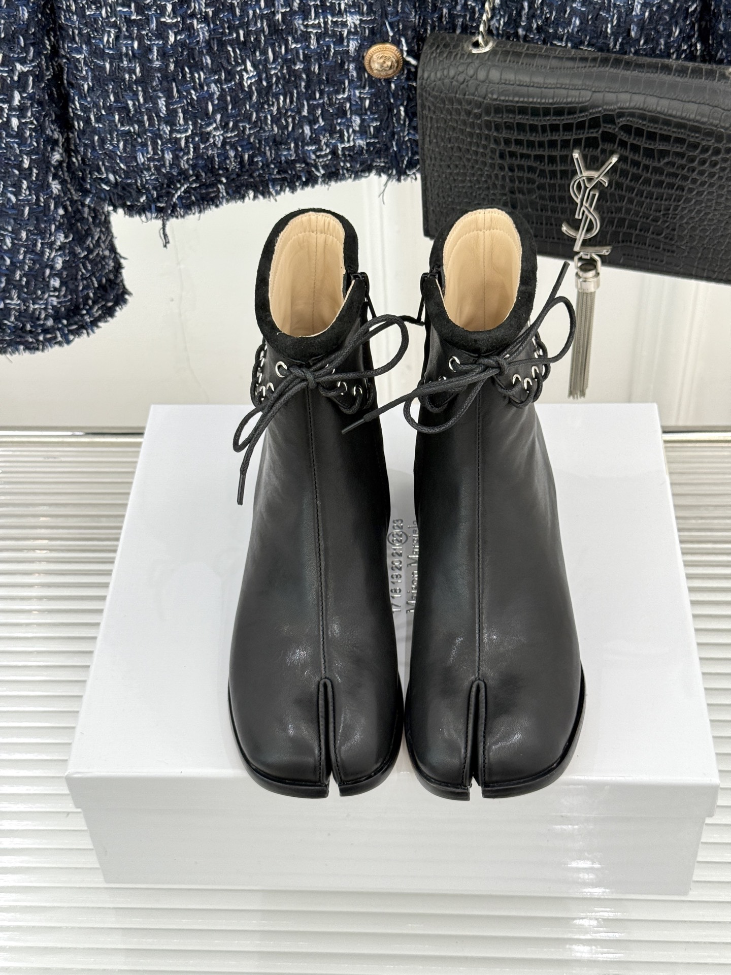 顶版 MaisonMargiela|MM6马吉拉 复古绑带分趾粗跟短靴 绑带勾勒先锋解构感 粗跟稳稳撑起飒爽气场 上脚秒 顶版 MaisonMargiela|MM6马吉拉 复古绑带分趾粗跟短靴 绑带勾勒先锋解构感 粗跟稳稳撑起飒爽气场 上脚秒