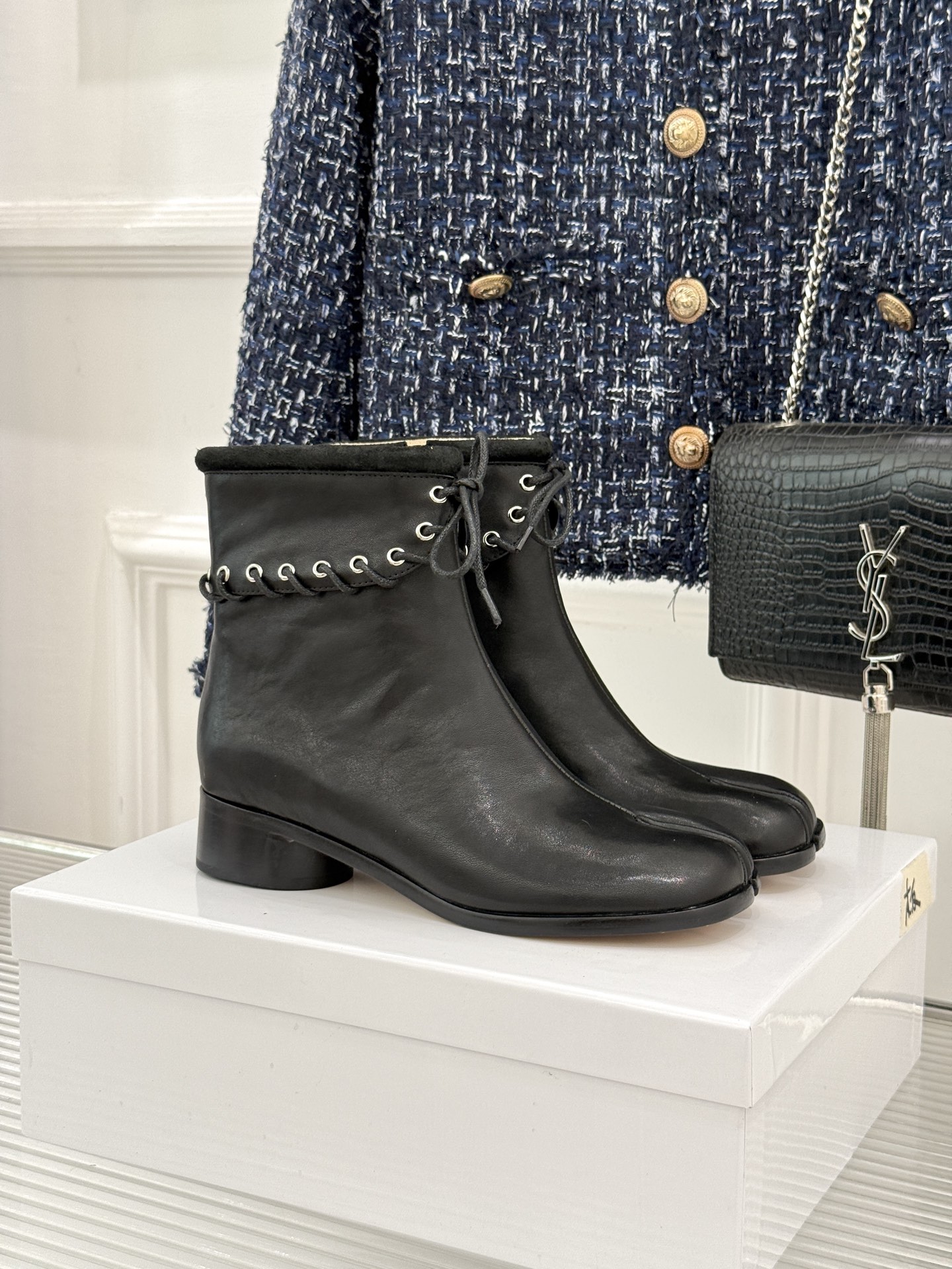 顶版 MaisonMargiela｜MM6马吉拉 复古绑带分趾粗跟短靴 绑带勾勒先锋解构感 粗跟稳稳撑起飒爽气场 上脚秒