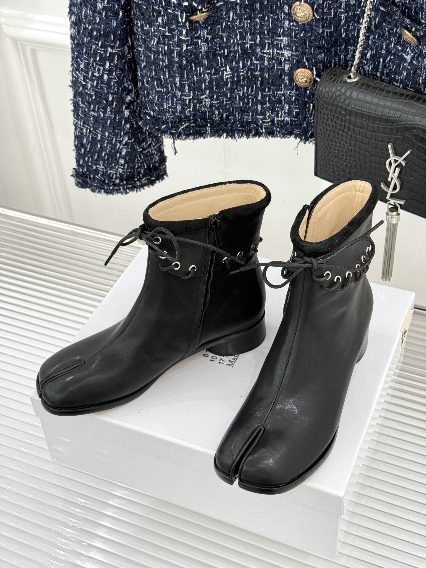 顶版 MaisonMargiela|MM6马吉拉 复古绑带分趾粗跟短靴 绑带勾勒先锋解构感 粗跟稳稳撑起飒爽气场 上脚秒 顶版 MaisonMargiela|MM6马吉拉 复古绑带分趾粗跟短靴 绑带勾勒先锋解构感 粗跟稳稳撑起飒爽气场 上脚秒