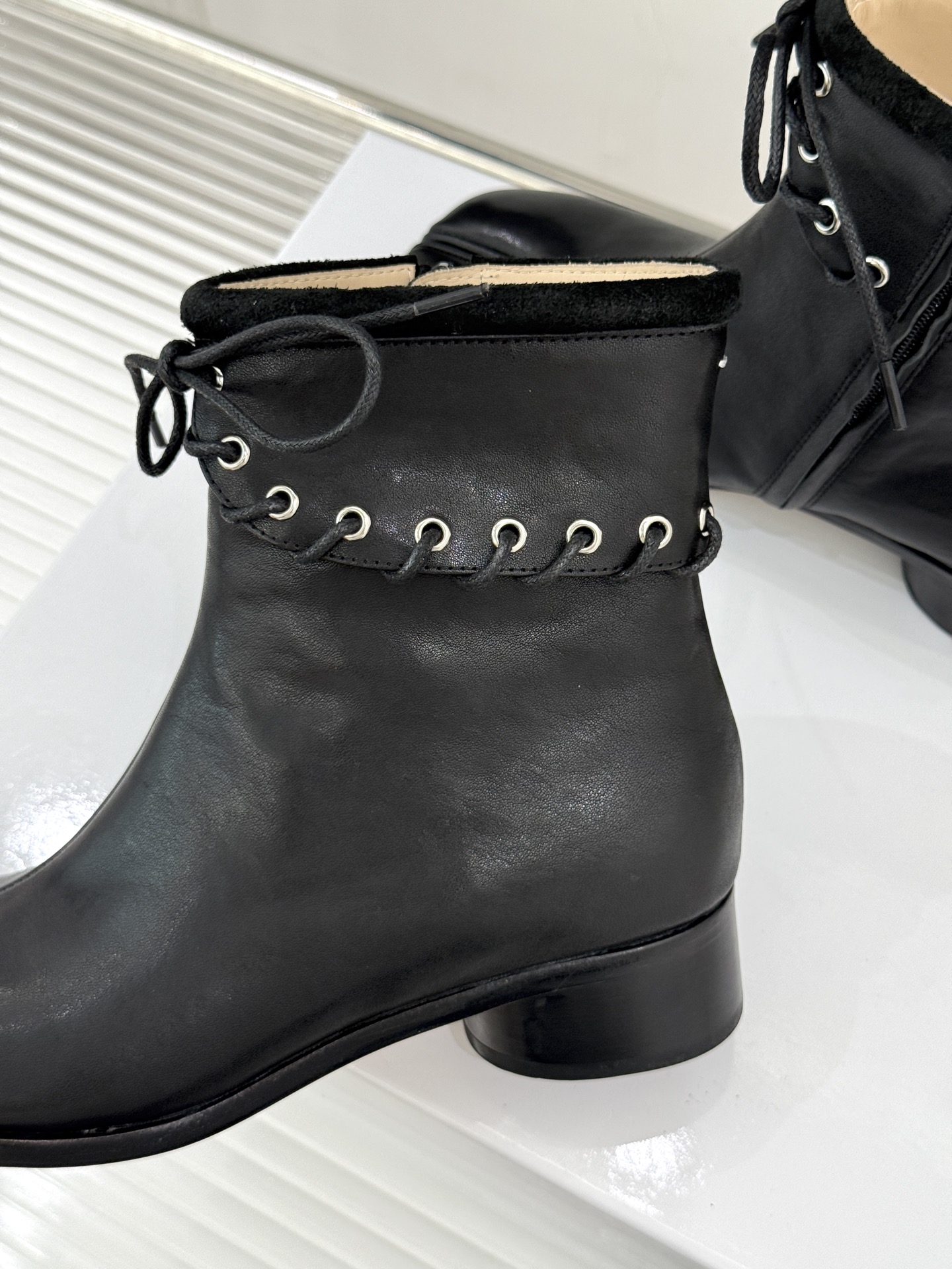 顶版 MaisonMargiela|MM6马吉拉 复古绑带分趾粗跟短靴 绑带勾勒先锋解构感 粗跟稳稳撑起飒爽气场 上脚秒 顶版 MaisonMargiela|MM6马吉拉 复古绑带分趾粗跟短靴 绑带勾勒先锋解构感 粗跟稳稳撑起飒爽气场 上脚秒