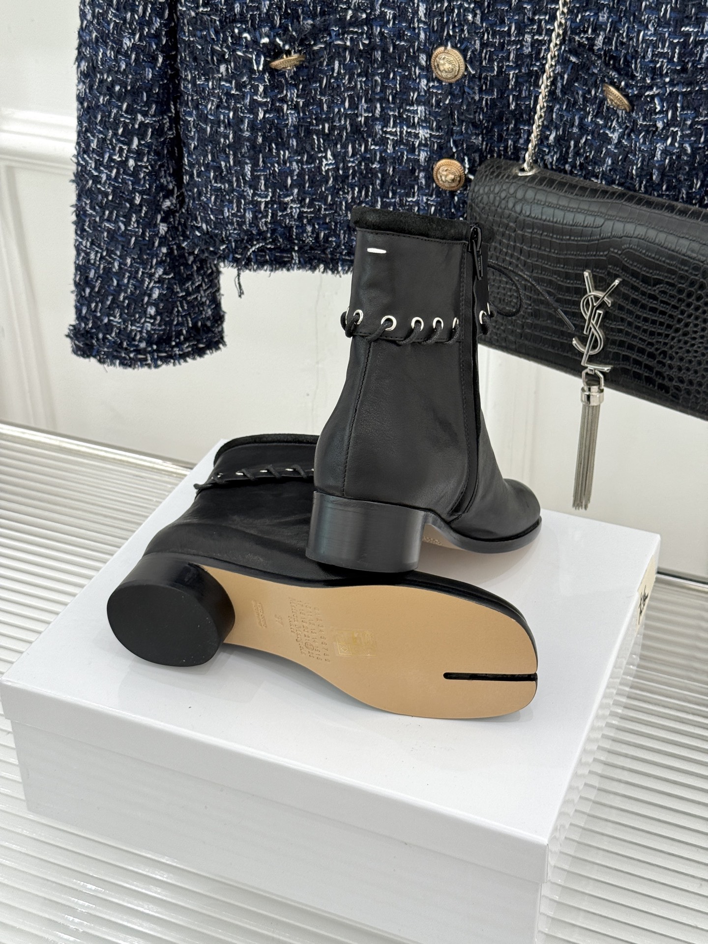 顶版 MaisonMargiela|MM6马吉拉 复古绑带分趾粗跟短靴 绑带勾勒先锋解构感 粗跟稳稳撑起飒爽气场 上脚秒 顶版 MaisonMargiela|MM6马吉拉 复古绑带分趾粗跟短靴 绑带勾勒先锋解构感 粗跟稳稳撑起飒爽气场 上脚秒