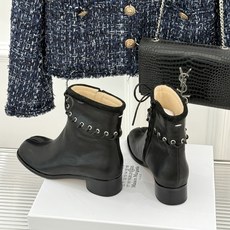 顶版 MaisonMargiela|MM6马吉拉 复古绑带分趾粗跟短靴 绑带勾勒先锋解构感 粗跟稳稳撑起飒爽气场 上脚秒 顶版 MaisonMargiela|MM6马吉拉 复古绑带分趾粗跟短靴 绑带勾勒先锋解构感 粗跟稳稳撑起飒爽气场 上脚秒