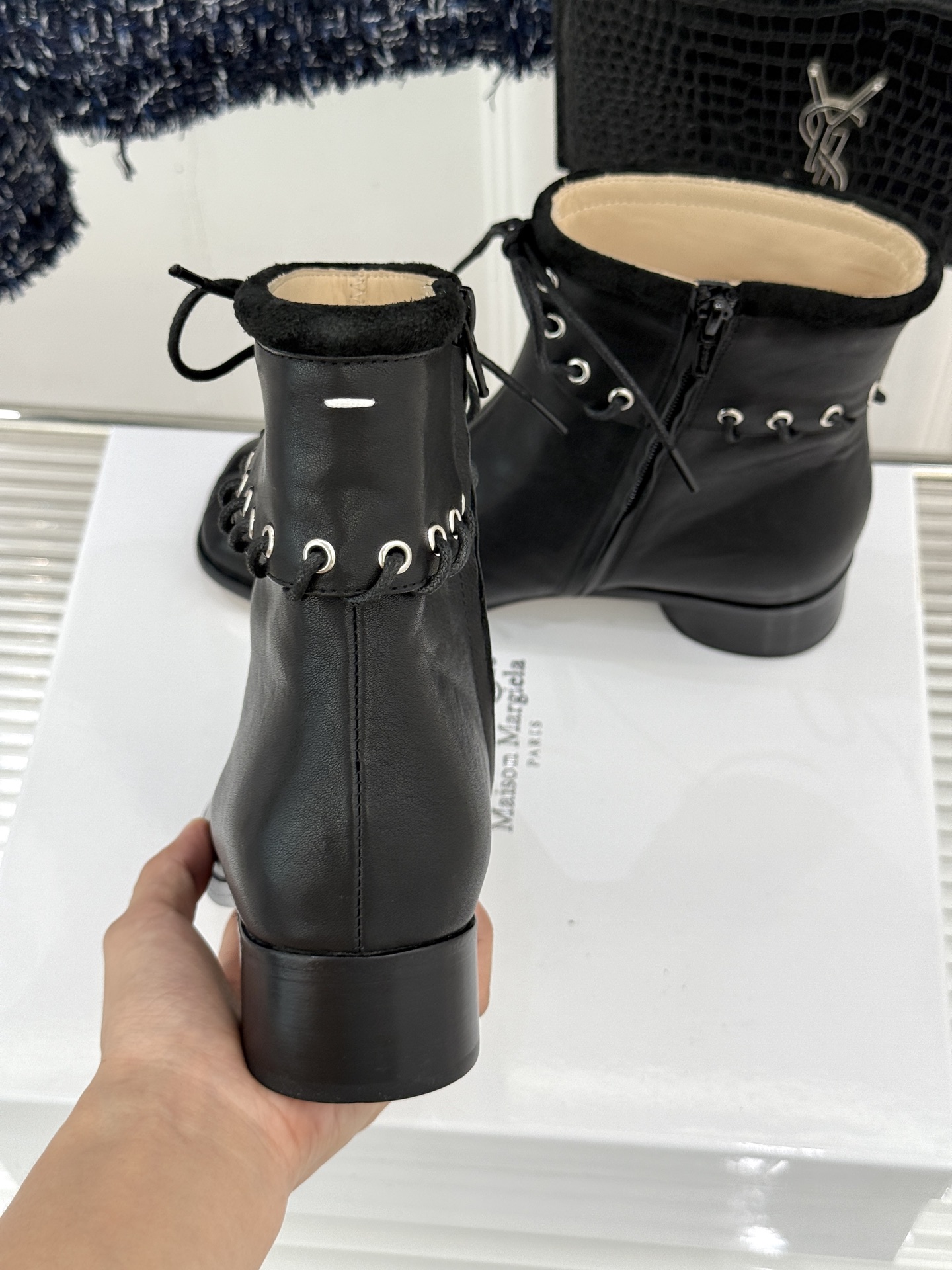 顶版 MaisonMargiela|MM6马吉拉 复古绑带分趾粗跟短靴 绑带勾勒先锋解构感 粗跟稳稳撑起飒爽气场 上脚秒 顶版 MaisonMargiela|MM6马吉拉 复古绑带分趾粗跟短靴 绑带勾勒先锋解构感 粗跟稳稳撑起飒爽气场 上脚秒