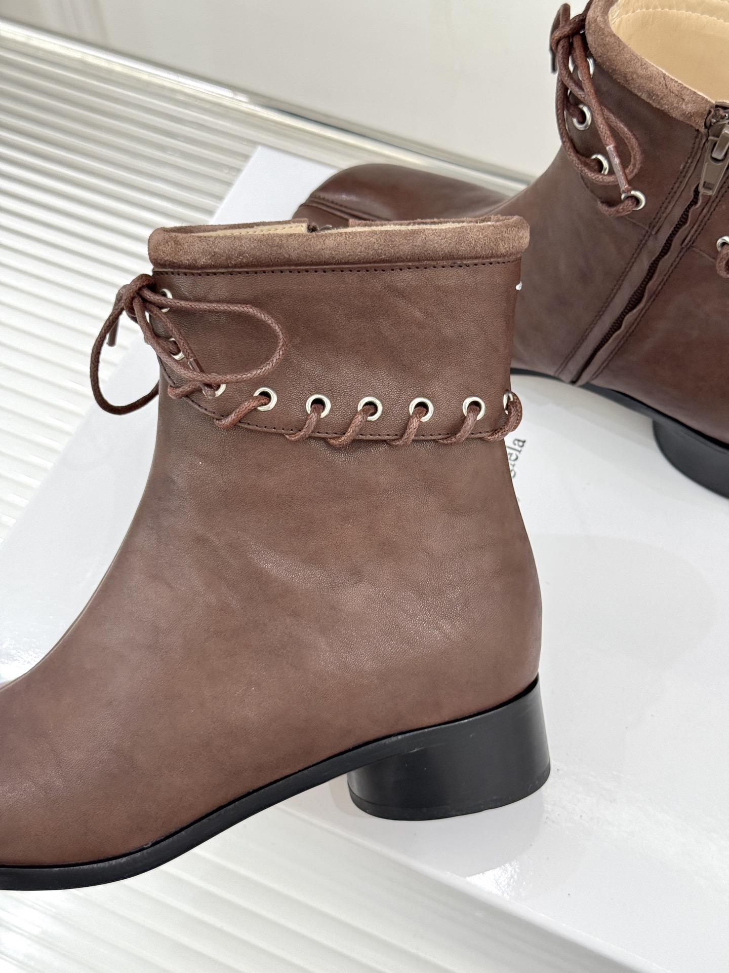顶版 MaisonMargiela｜MM6马吉拉 复古绑带分趾粗跟短靴 绑带勾勒先锋解构感 粗跟稳稳撑起飒爽气场 上脚秒