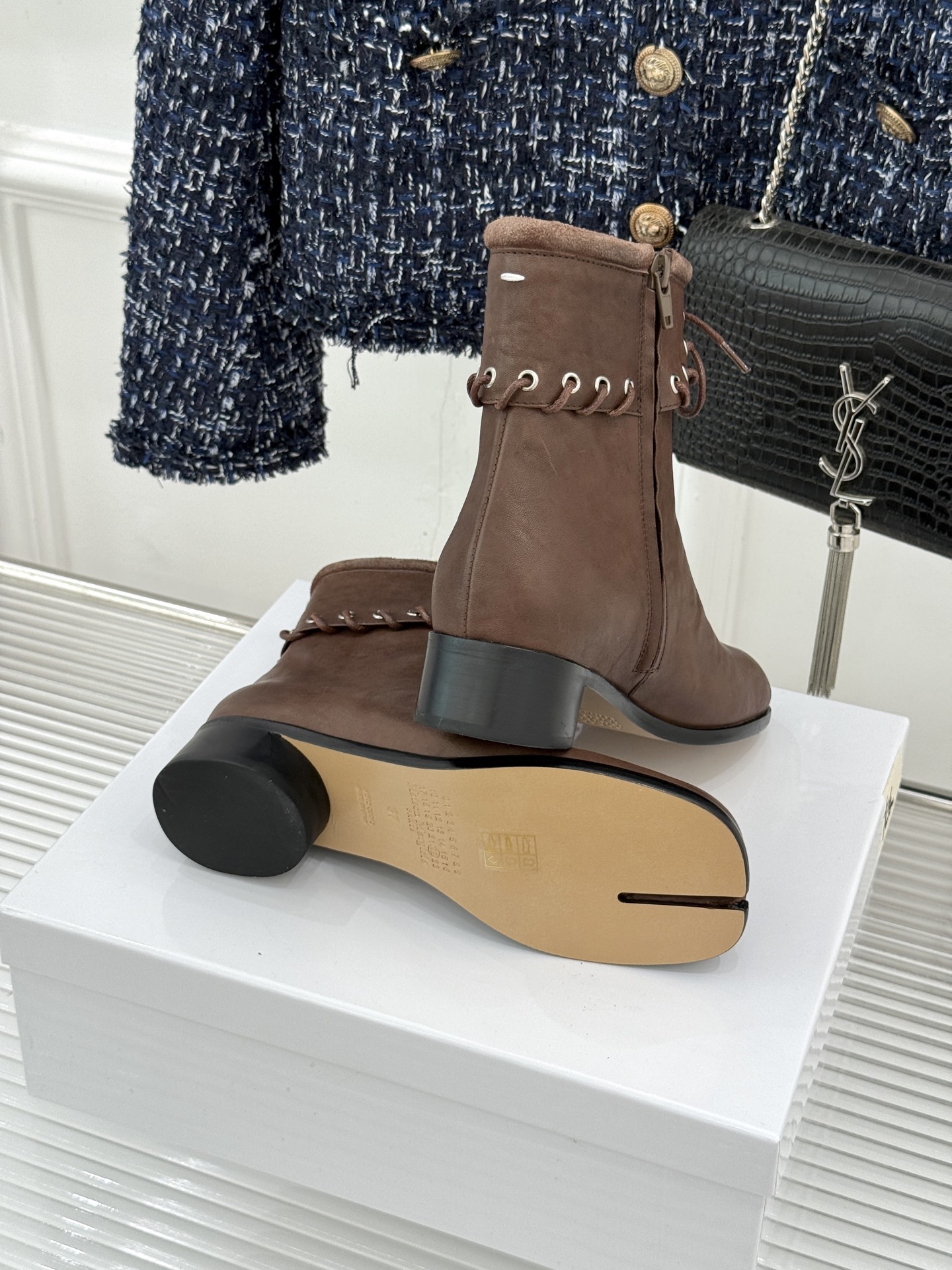 顶版 MaisonMargiela｜MM6马吉拉 复古绑带分趾粗跟短靴 绑带勾勒先锋解构感 粗跟稳稳撑起飒爽气场 上脚秒