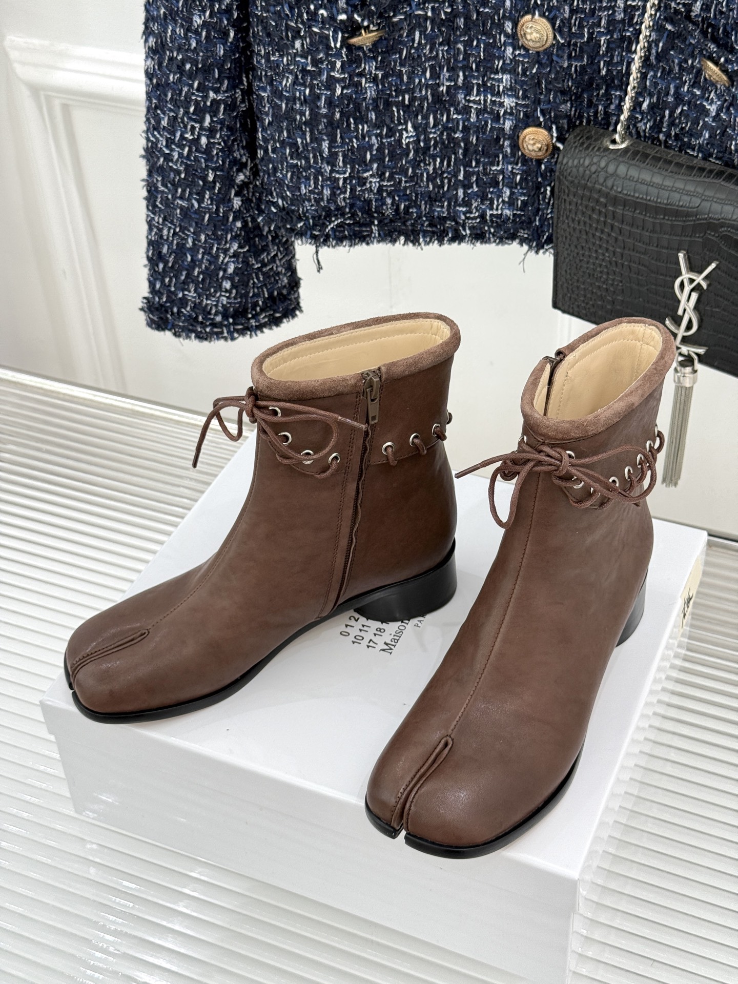 顶版 MaisonMargiela｜MM6马吉拉 复古绑带分趾粗跟短靴 绑带勾勒先锋解构感 粗跟稳稳撑起飒爽气场 上脚秒