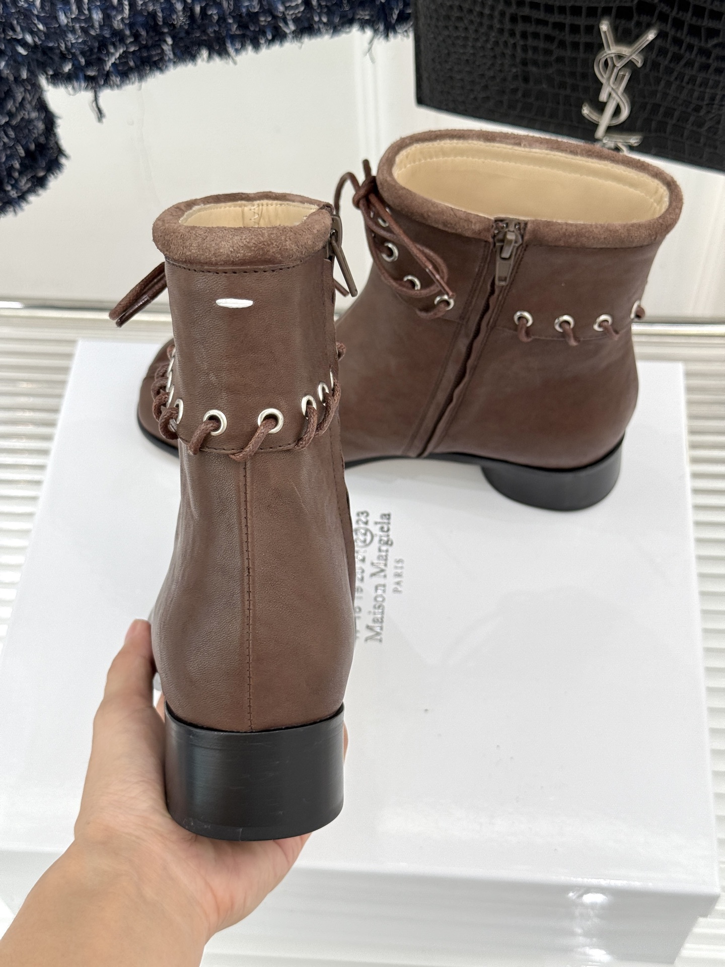 顶版 MaisonMargiela｜MM6马吉拉 复古绑带分趾粗跟短靴 绑带勾勒先锋解构感 粗跟稳稳撑起飒爽气场 上脚秒