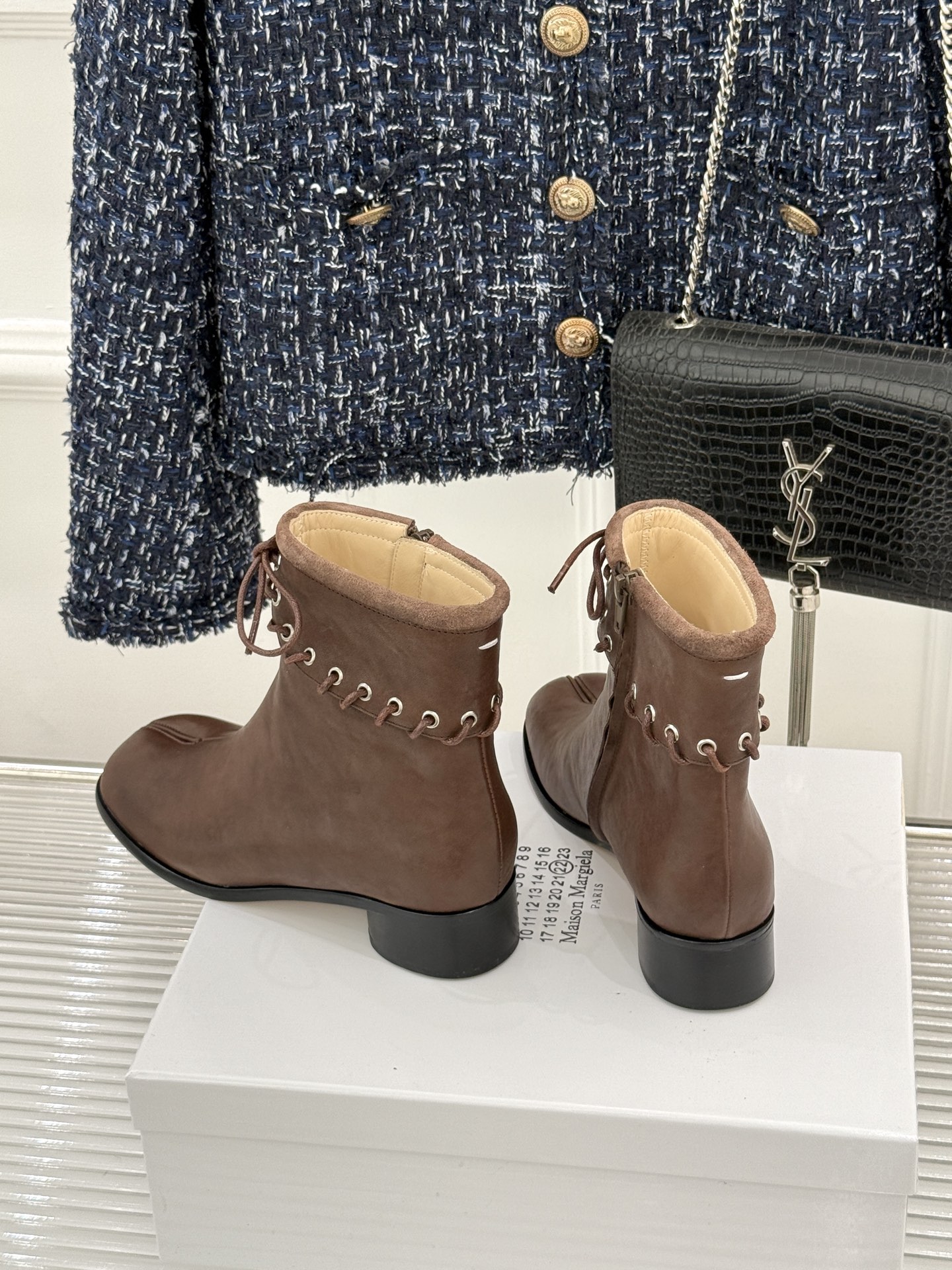顶版 MaisonMargiela｜MM6马吉拉 复古绑带分趾粗跟短靴 绑带勾勒先锋解构感 粗跟稳稳撑起飒爽气场 上脚秒