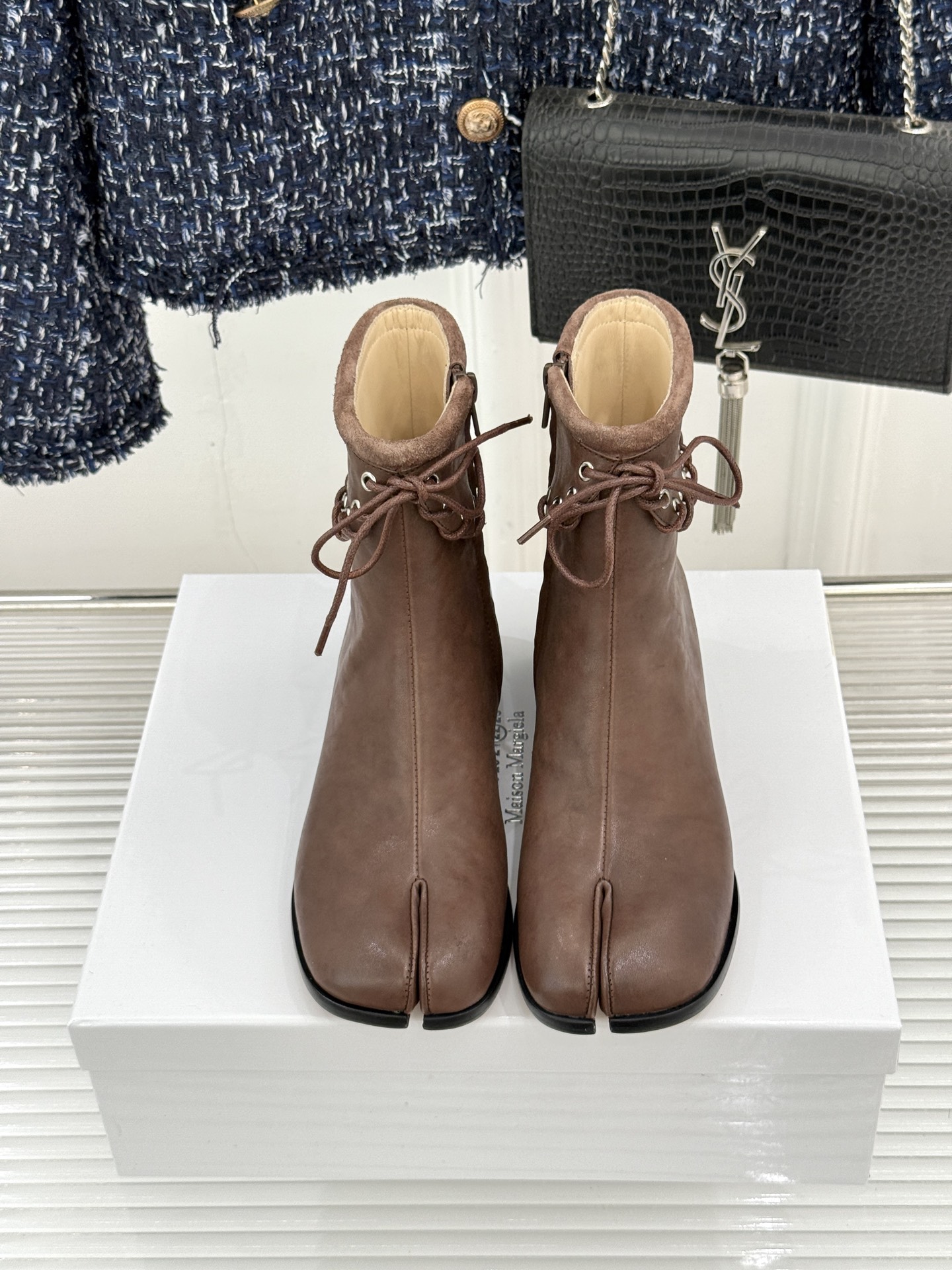 顶版 MaisonMargiela｜MM6马吉拉 复古绑带分趾粗跟短靴 绑带勾勒先锋解构感 粗跟稳稳撑起飒爽气场 上脚秒