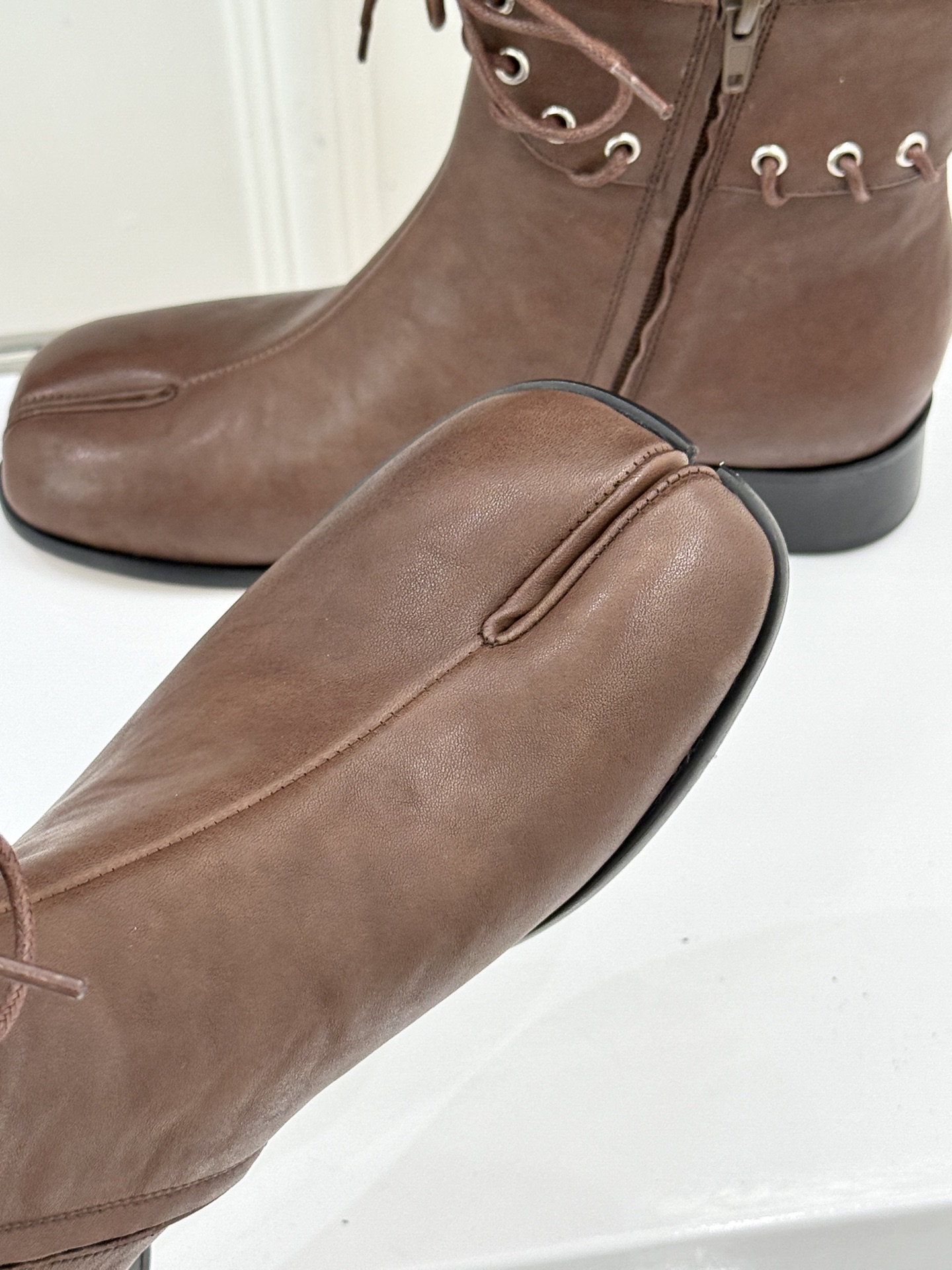 顶版 MaisonMargiela｜MM6马吉拉 复古绑带分趾粗跟短靴 绑带勾勒先锋解构感 粗跟稳稳撑起飒爽气场 上脚秒