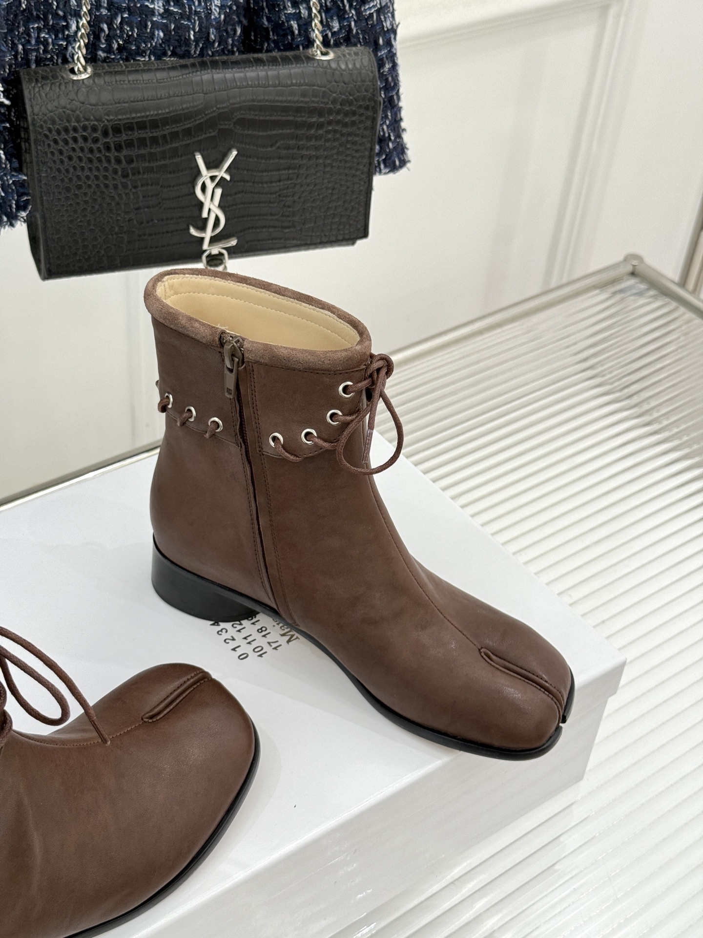 顶版 MaisonMargiela｜MM6马吉拉 复古绑带分趾粗跟短靴 绑带勾勒先锋解构感 粗跟稳稳撑起飒爽气场 上脚秒