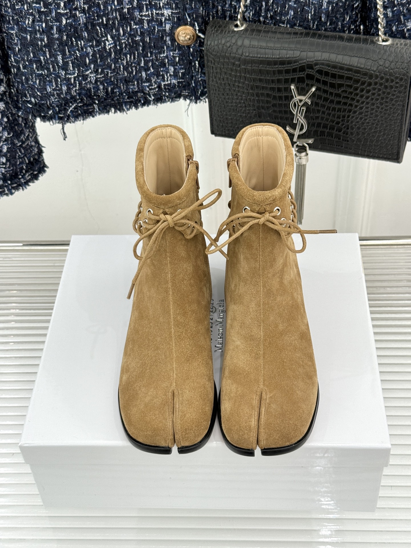 顶版 MaisonMargiela｜MM6马吉拉 复古绑带分趾粗跟短靴 绑带勾勒先锋解构感 粗跟稳稳撑起飒爽气场 上脚秒