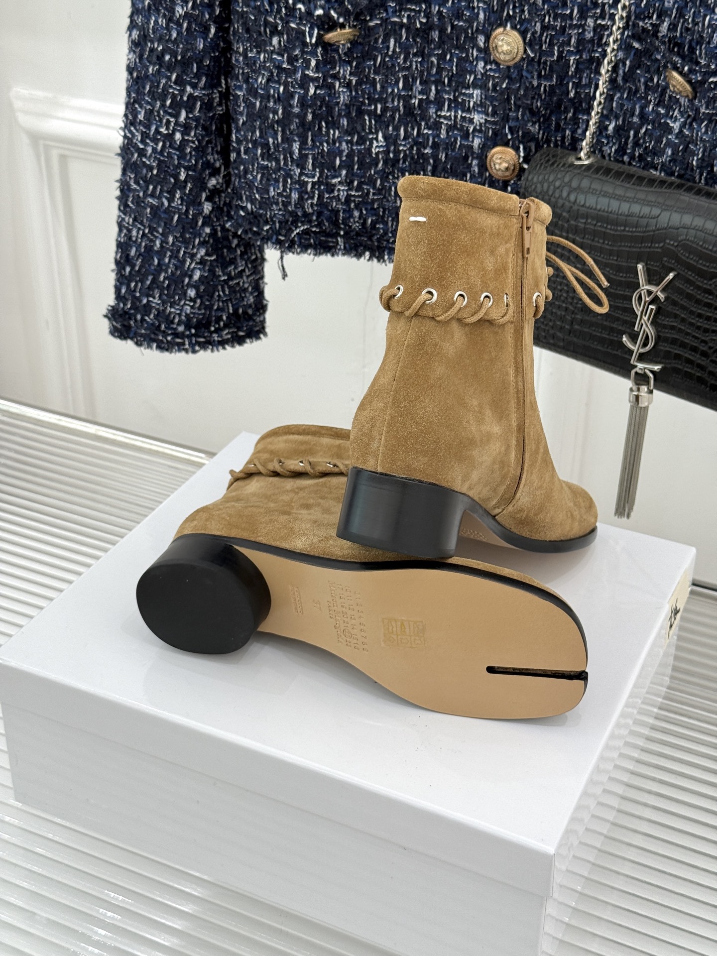顶版 MaisonMargiela｜MM6马吉拉 复古绑带分趾粗跟短靴 绑带勾勒先锋解构感 粗跟稳稳撑起飒爽气场 上脚秒