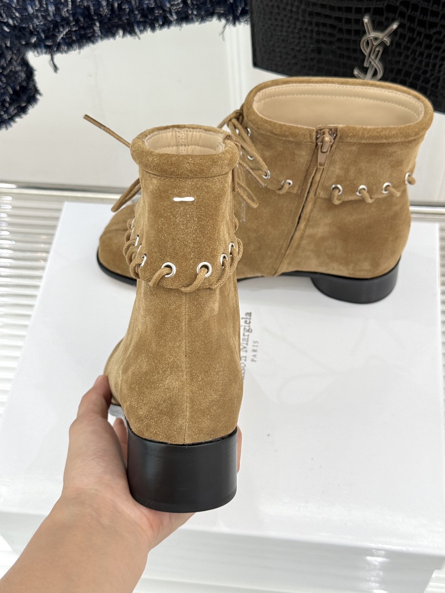 顶版 MaisonMargiela｜MM6马吉拉 复古绑带分趾粗跟短靴 绑带勾勒先锋解构感 粗跟稳稳撑起飒爽气场 上脚秒