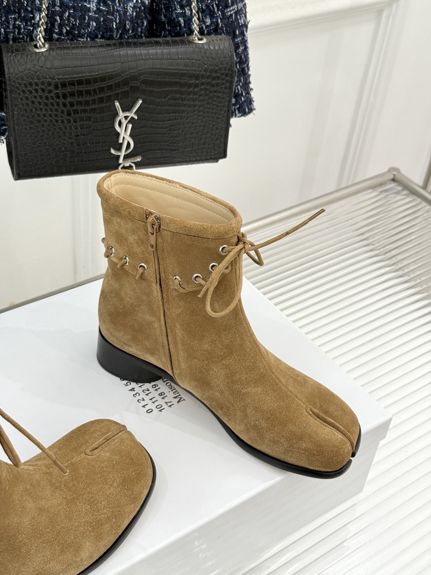 顶版 MaisonMargiela｜MM6马吉拉 复古绑带分趾粗跟短靴 绑带勾勒先锋解构感 粗跟稳稳撑起飒爽气场 上脚秒