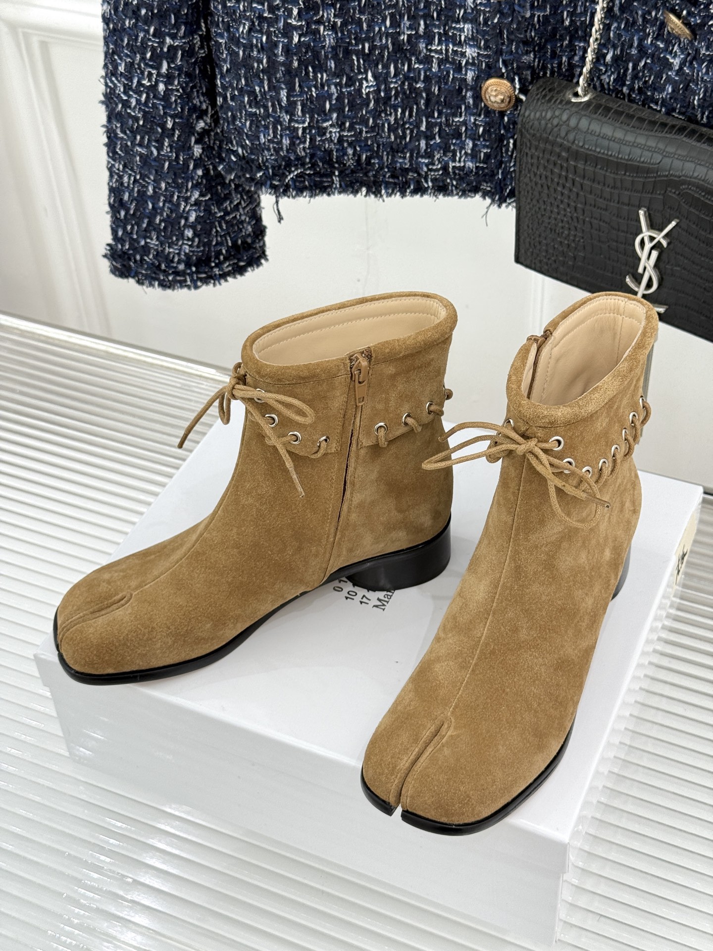 顶版 MaisonMargiela｜MM6马吉拉 复古绑带分趾粗跟短靴 绑带勾勒先锋解构感 粗跟稳稳撑起飒爽气场 上脚秒